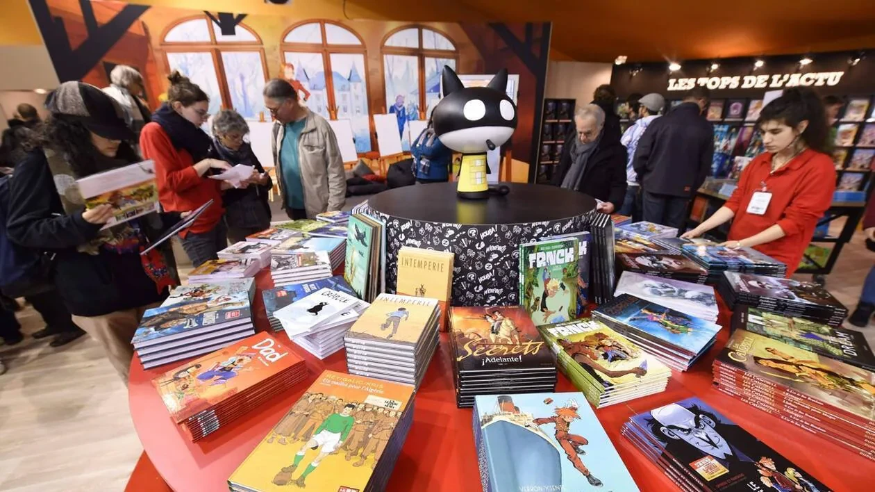 Stand de bande dessinée avec des visiteurs feuilletant des albums au Festival International de la BD d'Angoulême.