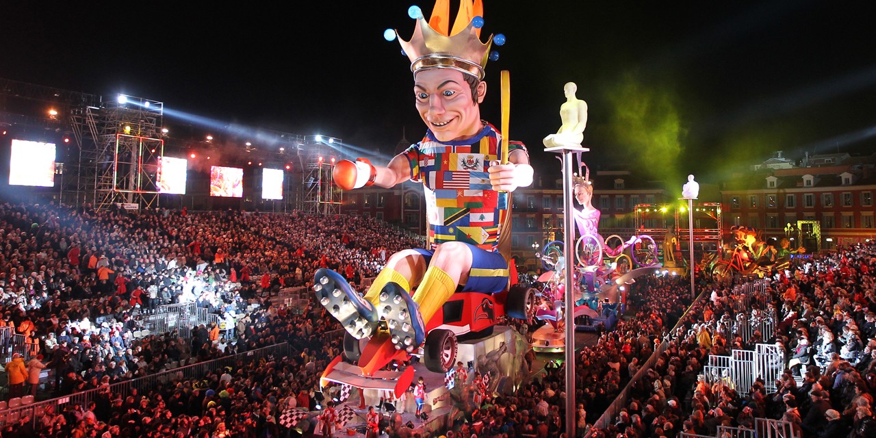 Grand char représentant un personnage couronné lors du Carnaval de Nice.