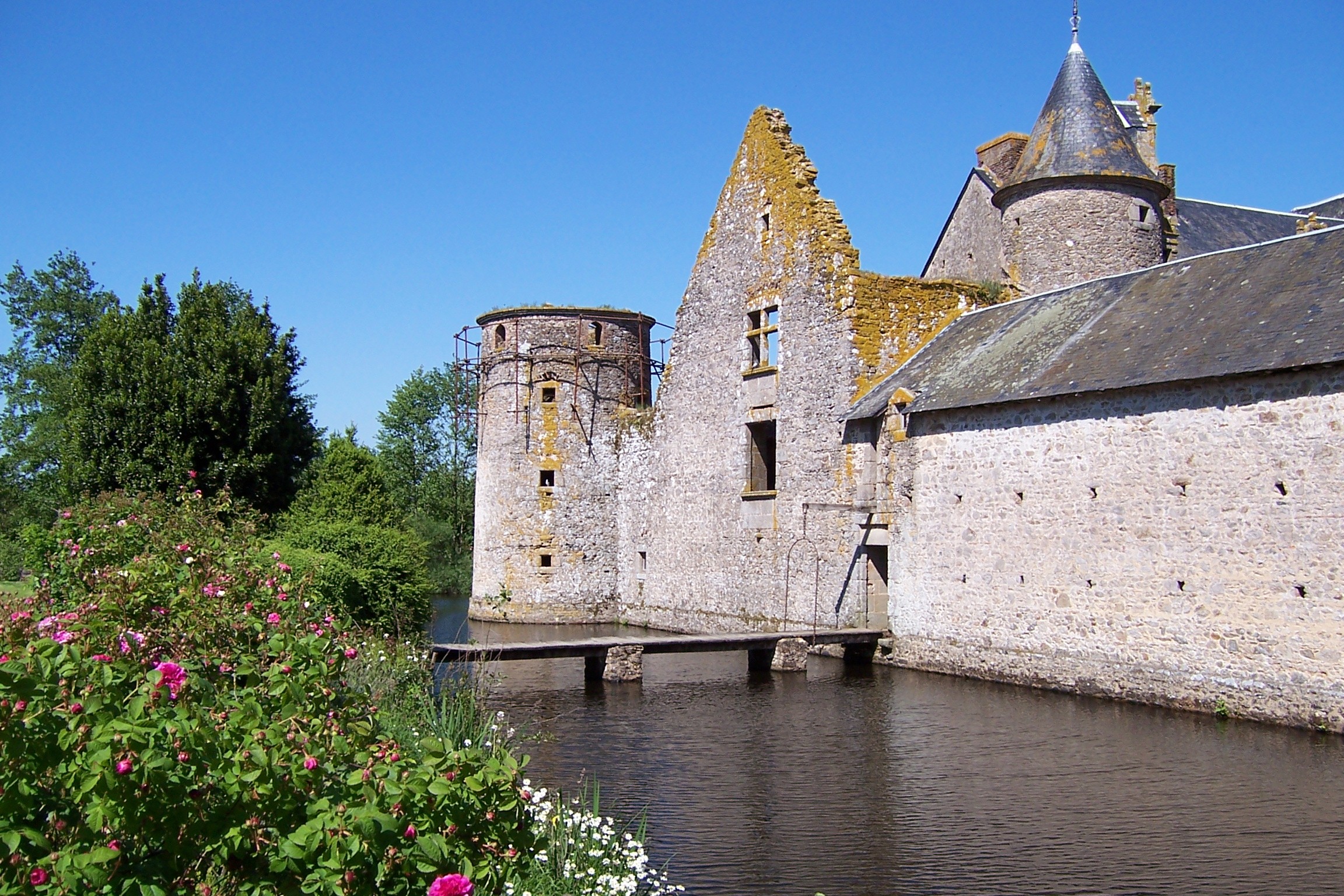 View of the tower and a ruin of the Château de la Guyonnière