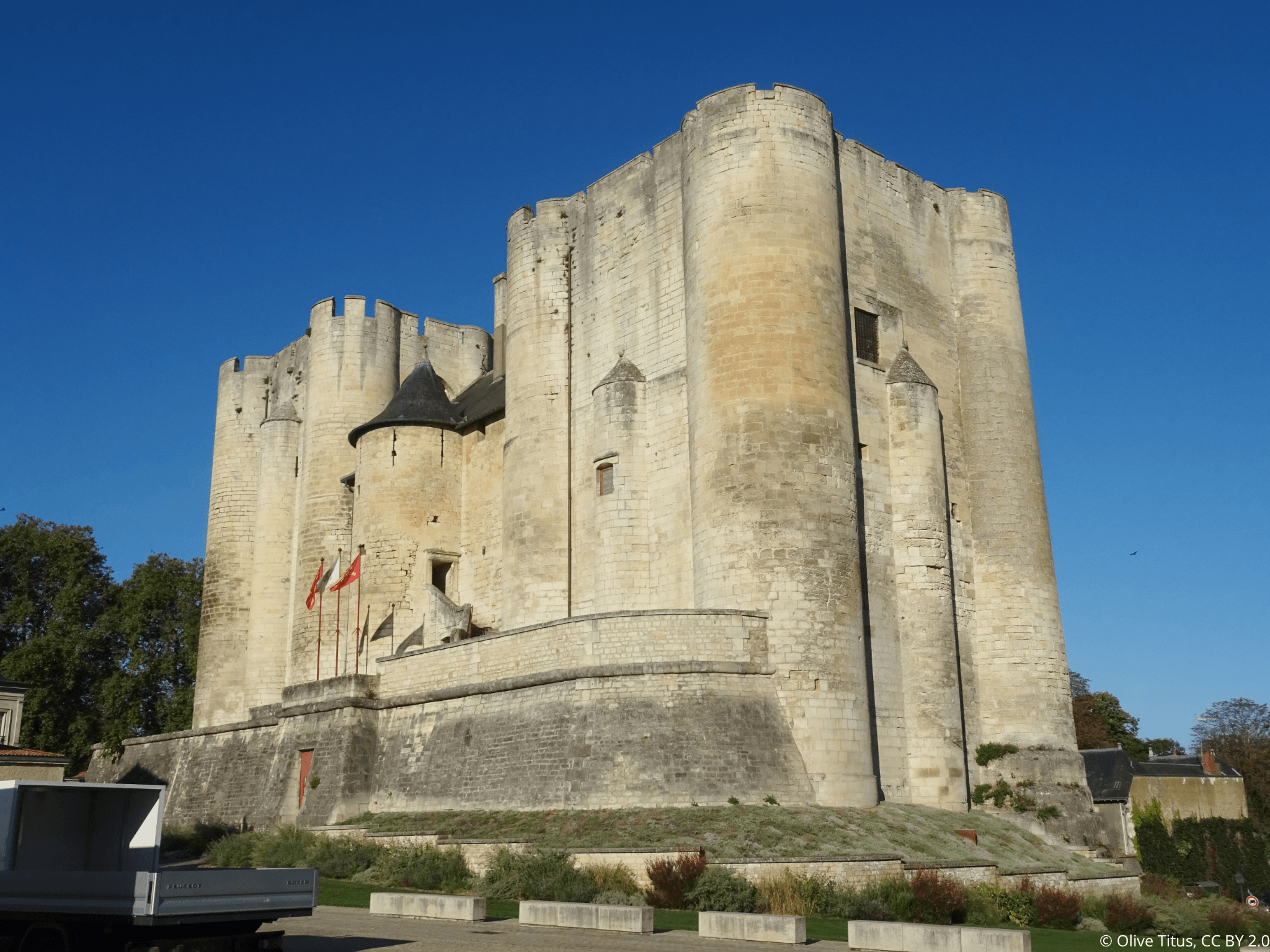 Donjon de Niort avec un ciel bleu, classé Monument Historique au bord de la Sèvre Niortaise