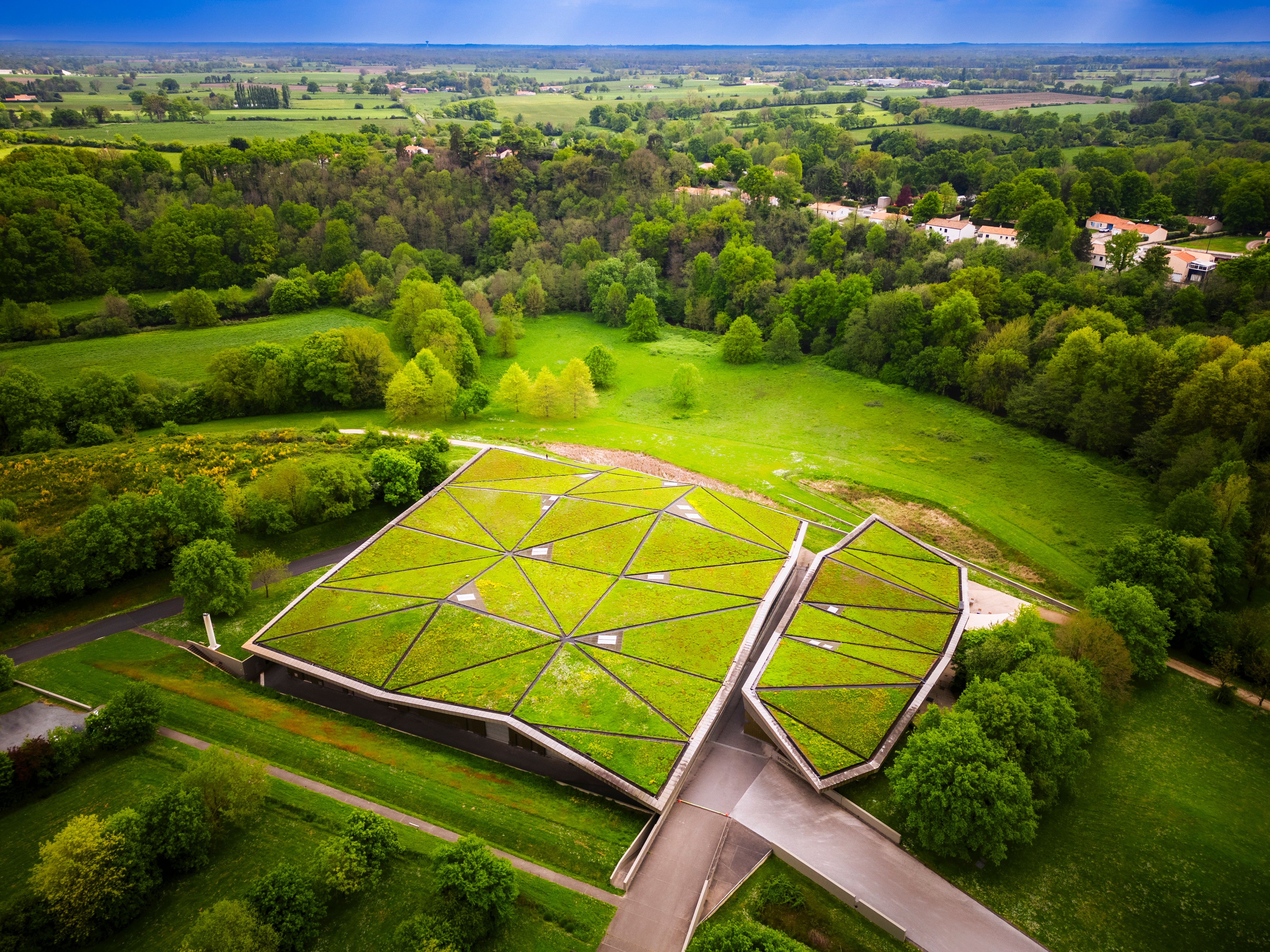 Musée de l’Historial de la Vendée en pleine campagne, avec une toiture végétalisée entièrement verte