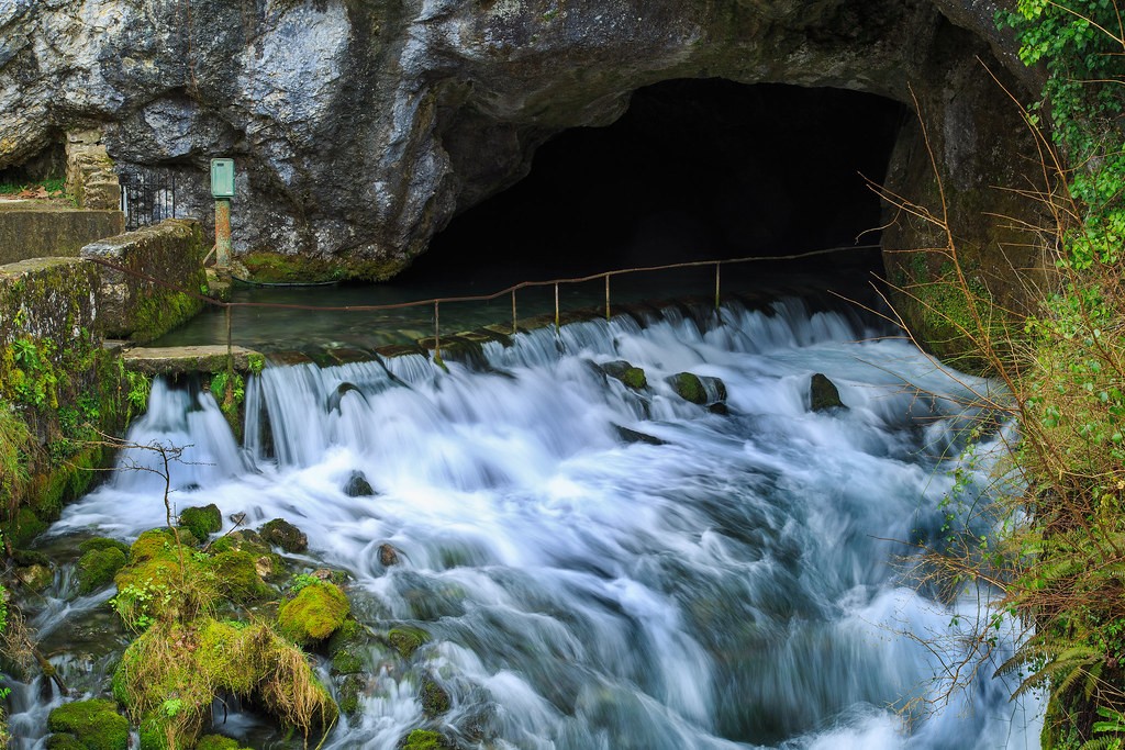 Fontaine intermittente de Fontestorbes à Bélesta.