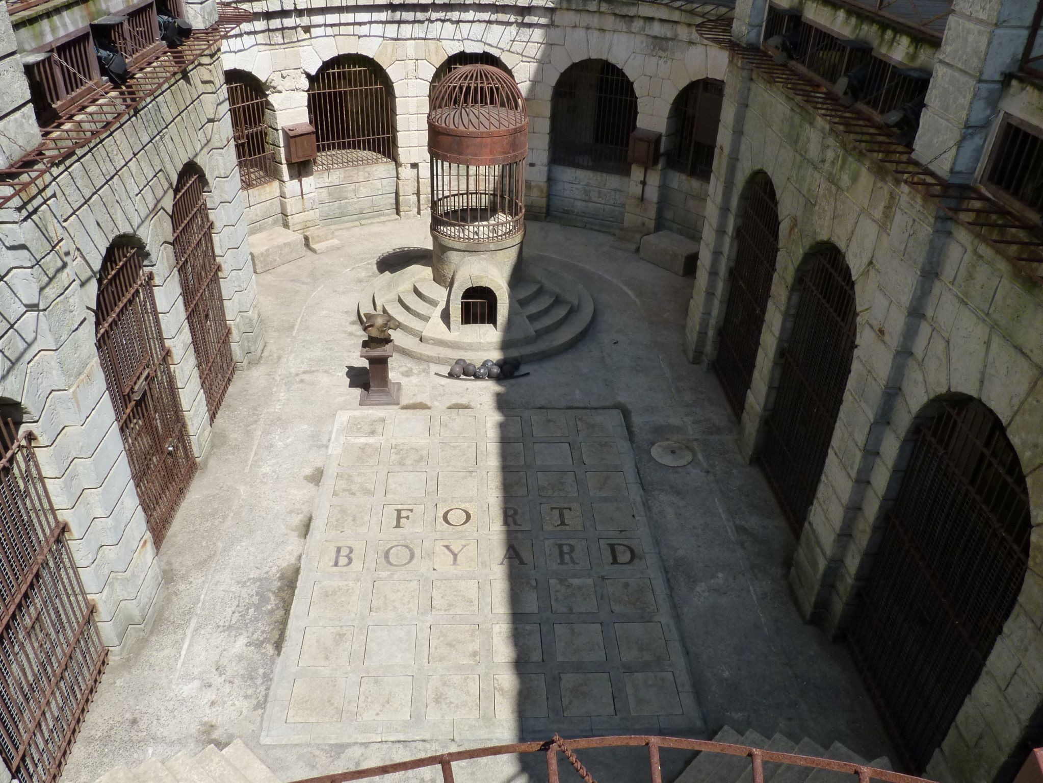 Vue exceptionnel de l’intérieur de Fort Boyard avec ses voûtes grillagés où se joue le jeu télévisé