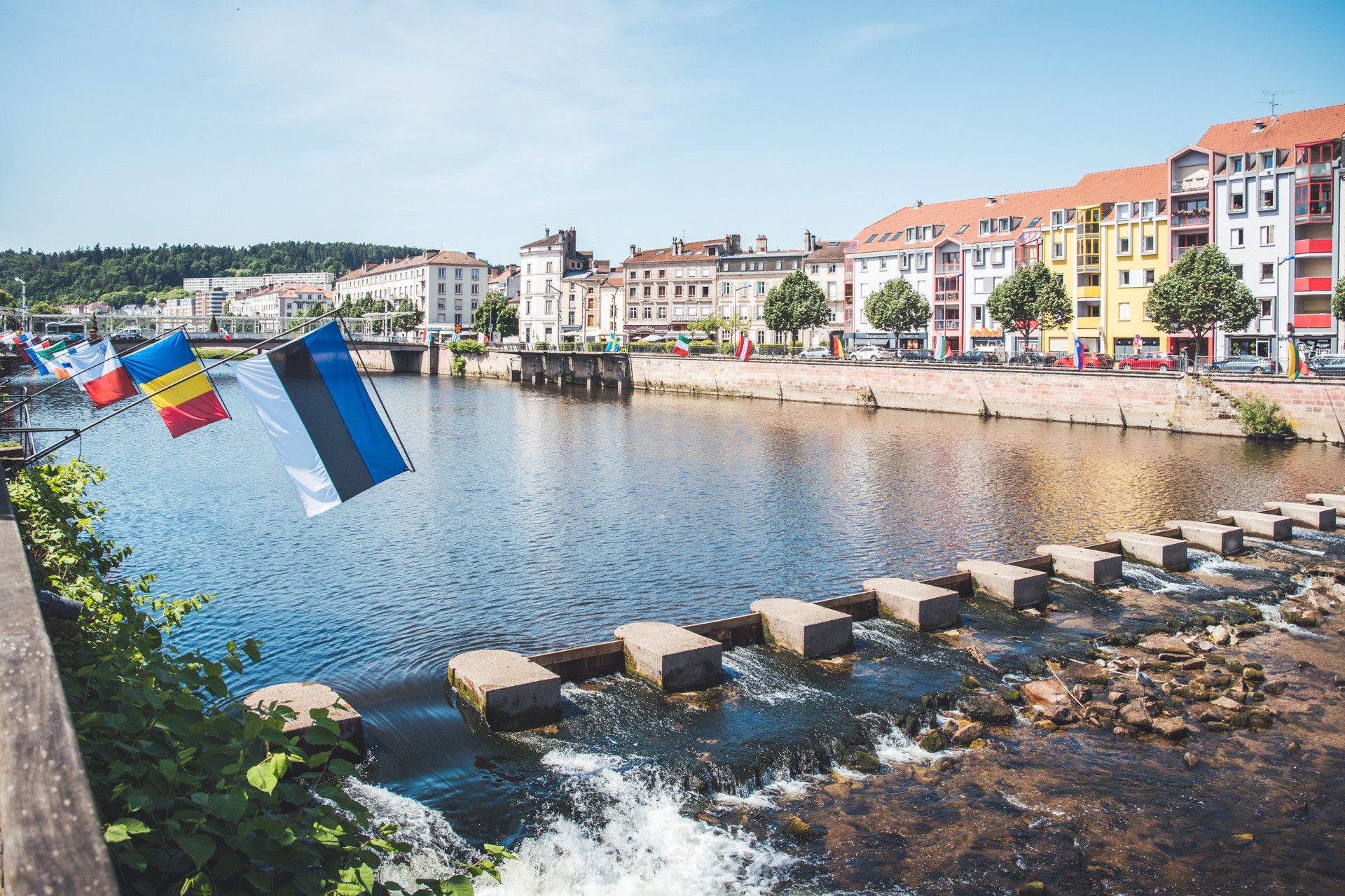 Vue de la Moselle depuis le quai Jules Ferry à Epinal. 