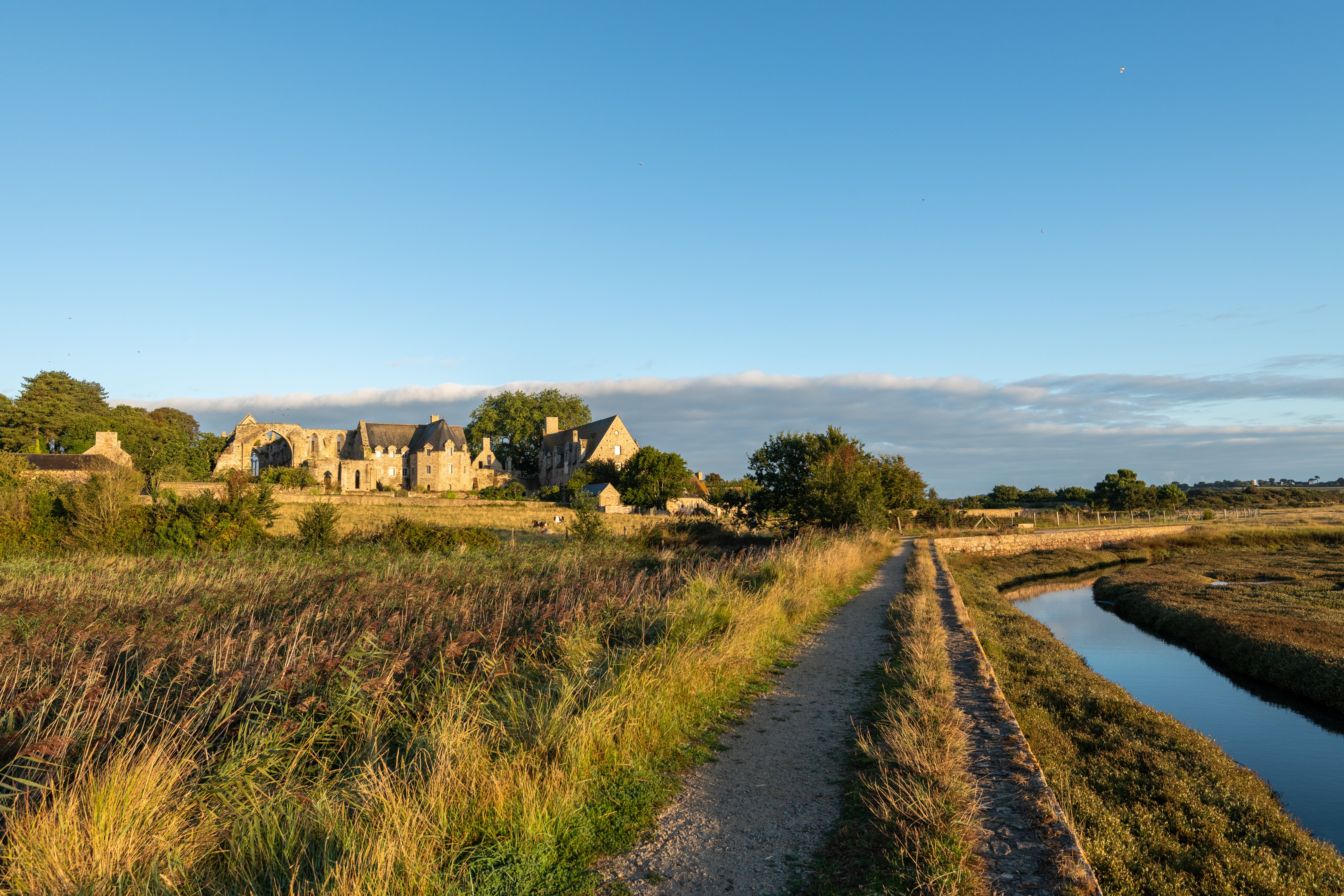Abbaye de Beauport à Paimpol, vue de l’Abbaye et du sentier des douaniers et vélomaritime qui la longe côte du Goëlo 
