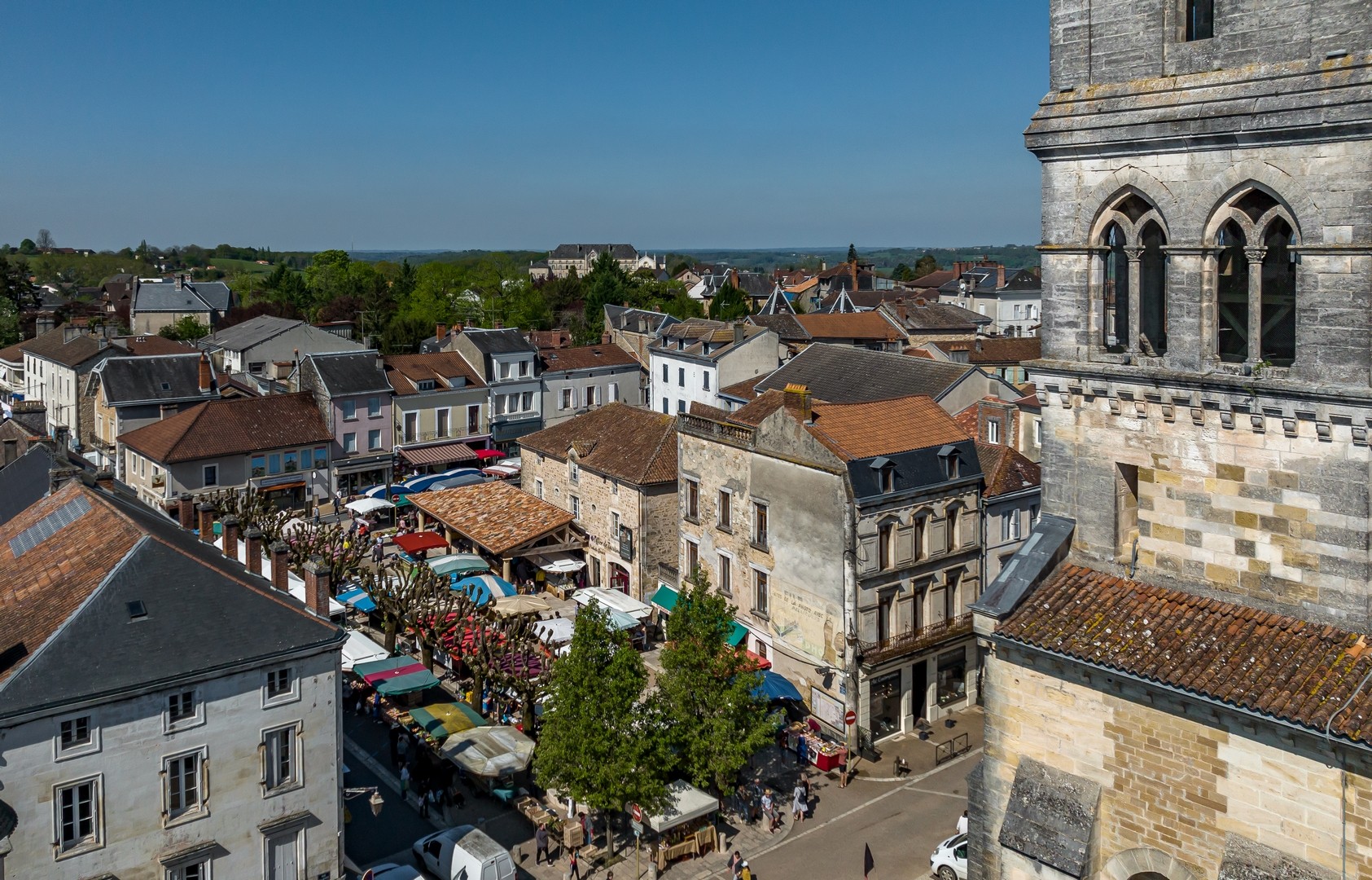 Vue aérienne de Clochet village Thiviers et son marché.