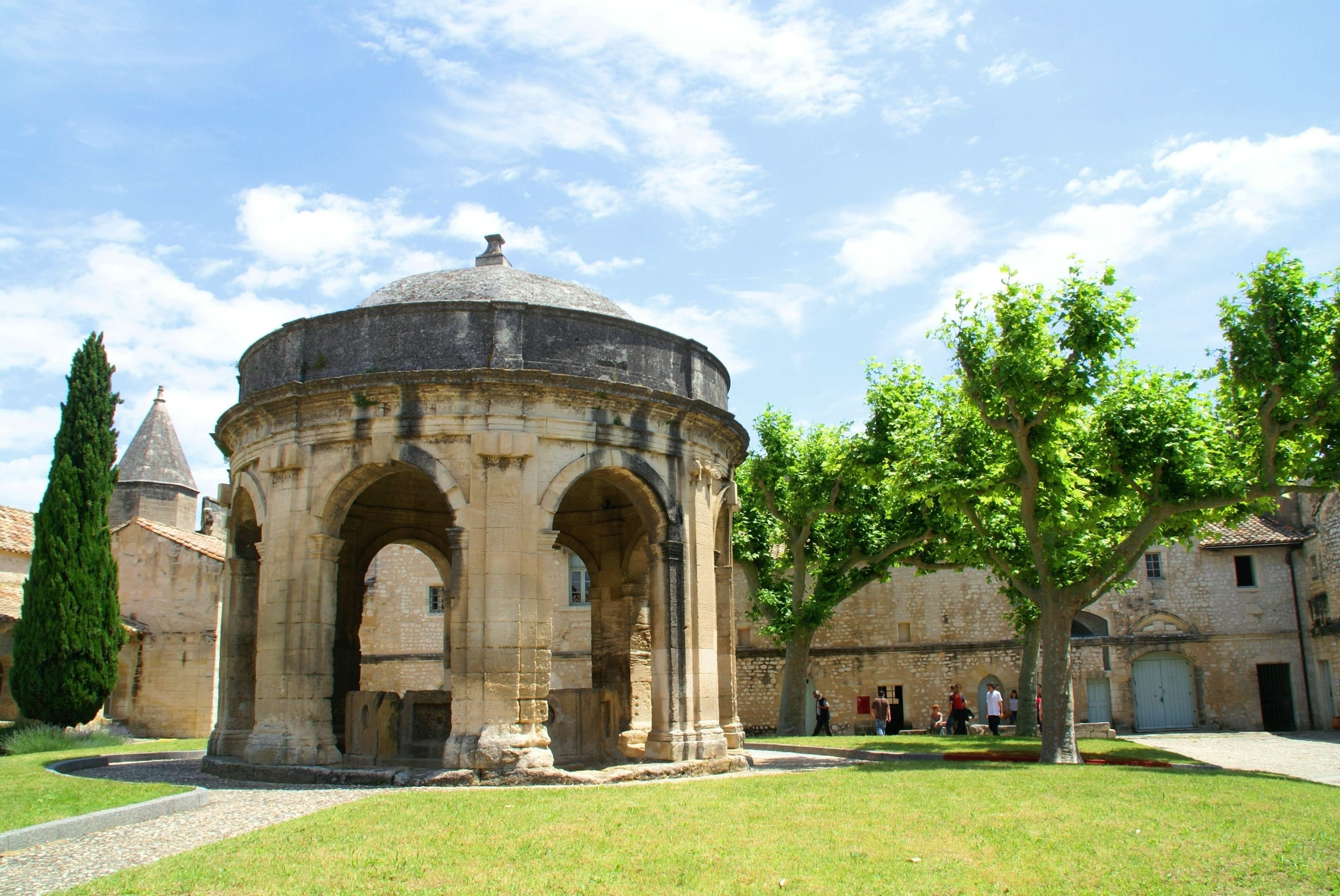 Le cloître Saint-Jean au coeur de la Chartreuse du Val de Bénédiction de Villeneuve-lez-Avignon dans le Gard