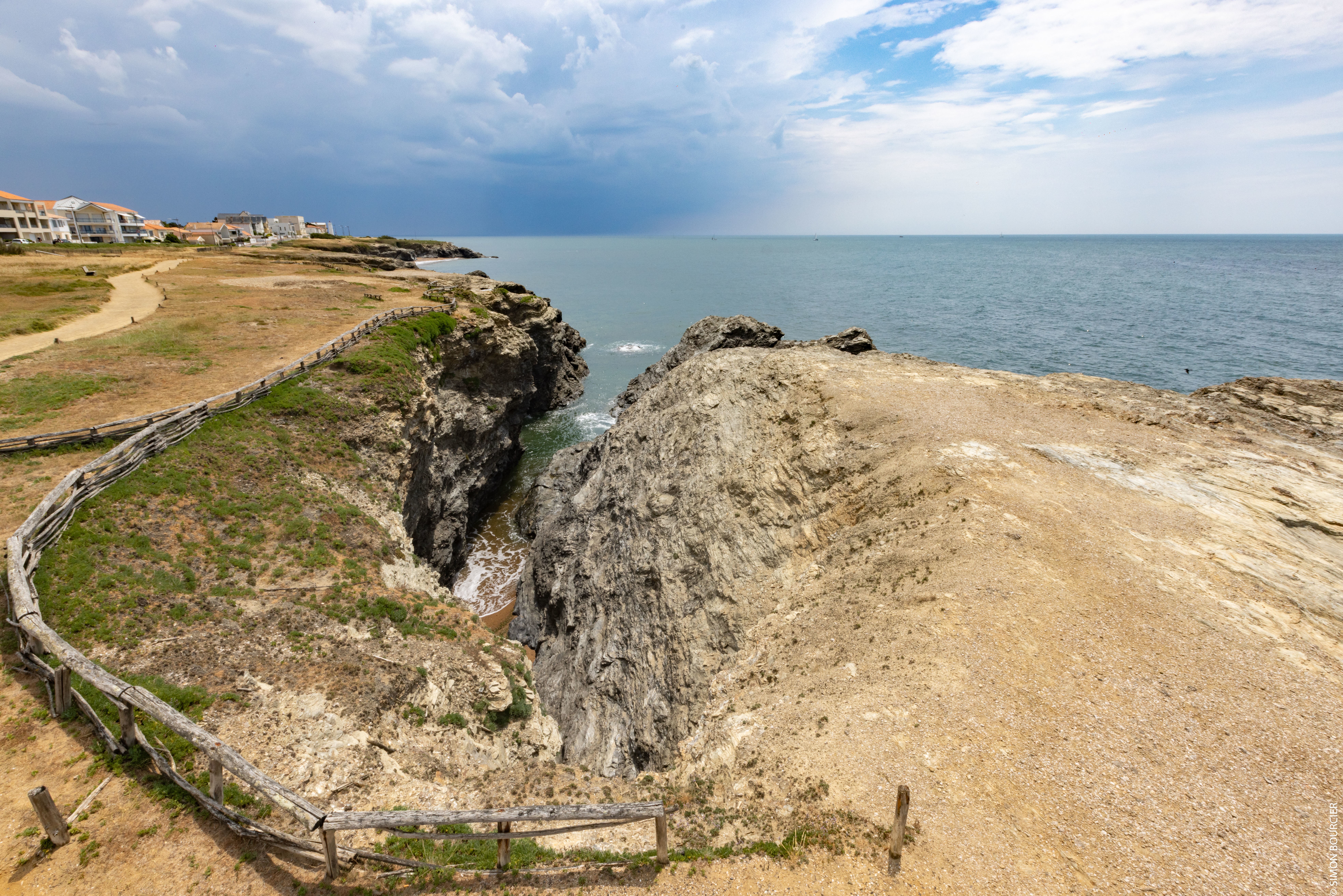 Falaise rocheuse avancée sur la mer représentant la corniche Vendéenne