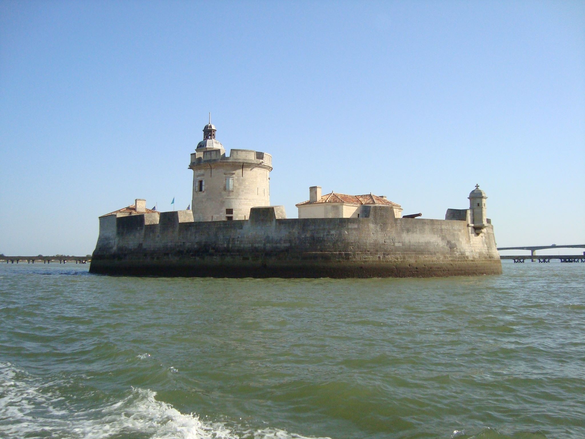 Le Fort Louvois en pleine mer située sur le rocher du Chapus, en face de la Citadelle du Château d’Oléron près de Bourcefranc Le Chapus et Marennes