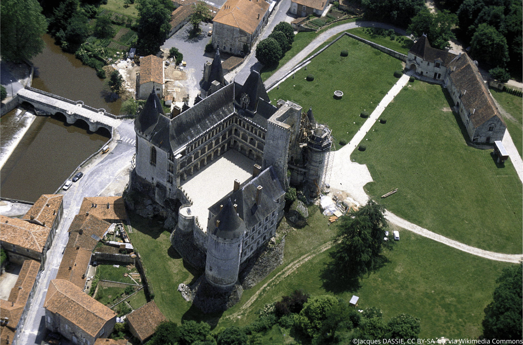 Vue aérienne sur le château de la Rochefoucauld, son vaste parc enherbé bien vert et sur le pont passant sur la rivière de la Tardoire.