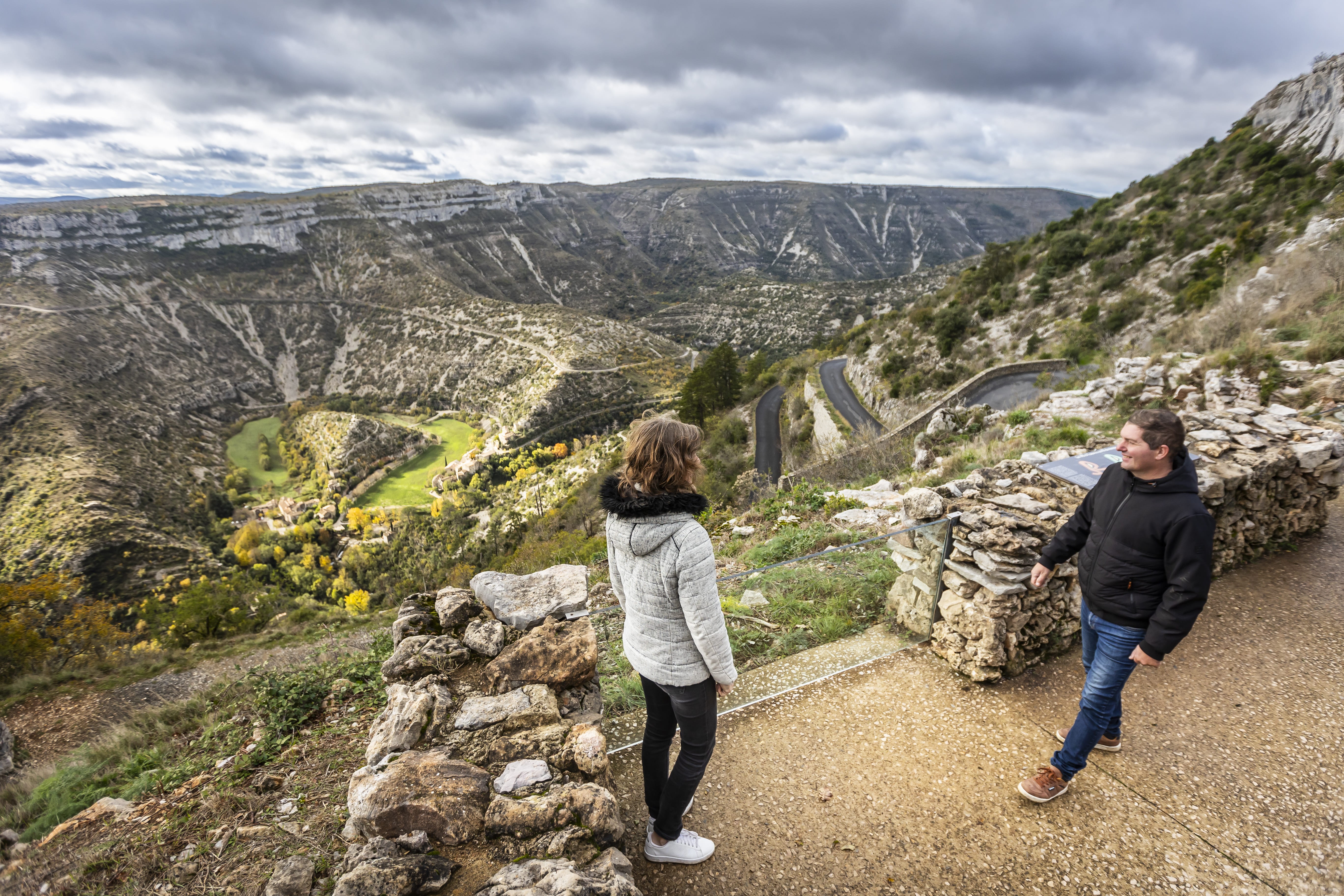 Couple en visite aux belvédères de Blandas dans le Gard, avec vue plongeante sur le Cirque de Navacelles