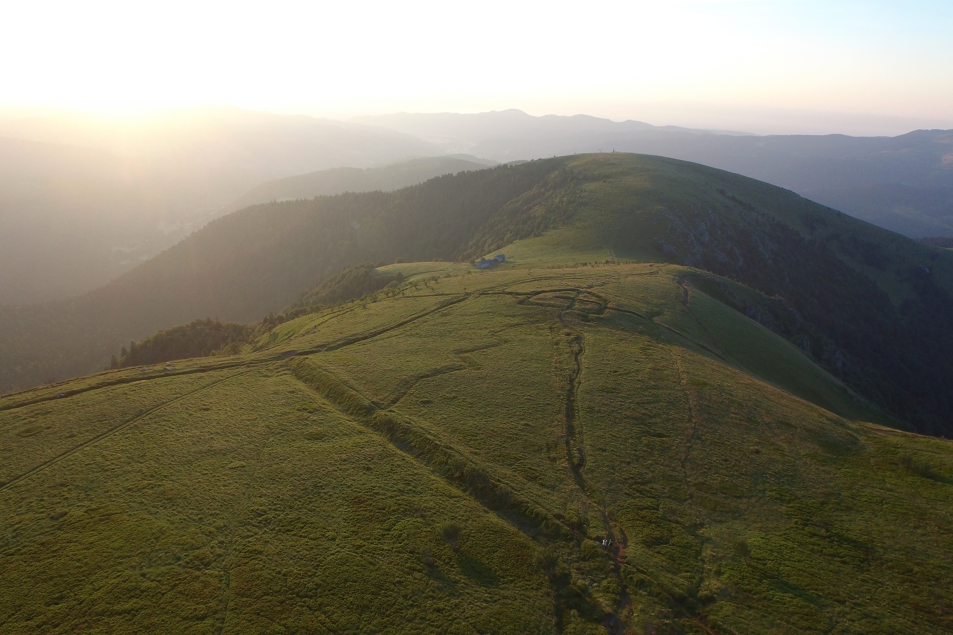 Levé de soleil au haut des montagnes vosgiennes nommées, Crêtes.
