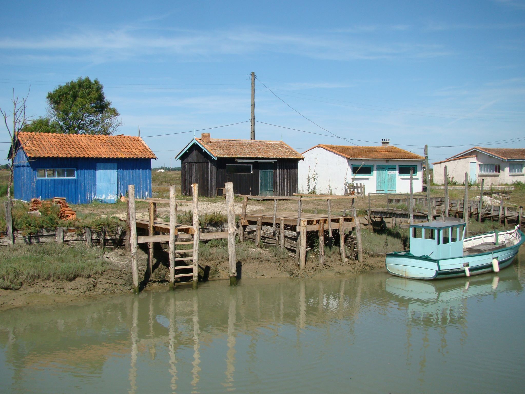 Cabanes ostréicoles où se vendent et se dégustent des huîtres au bassin de Marennes