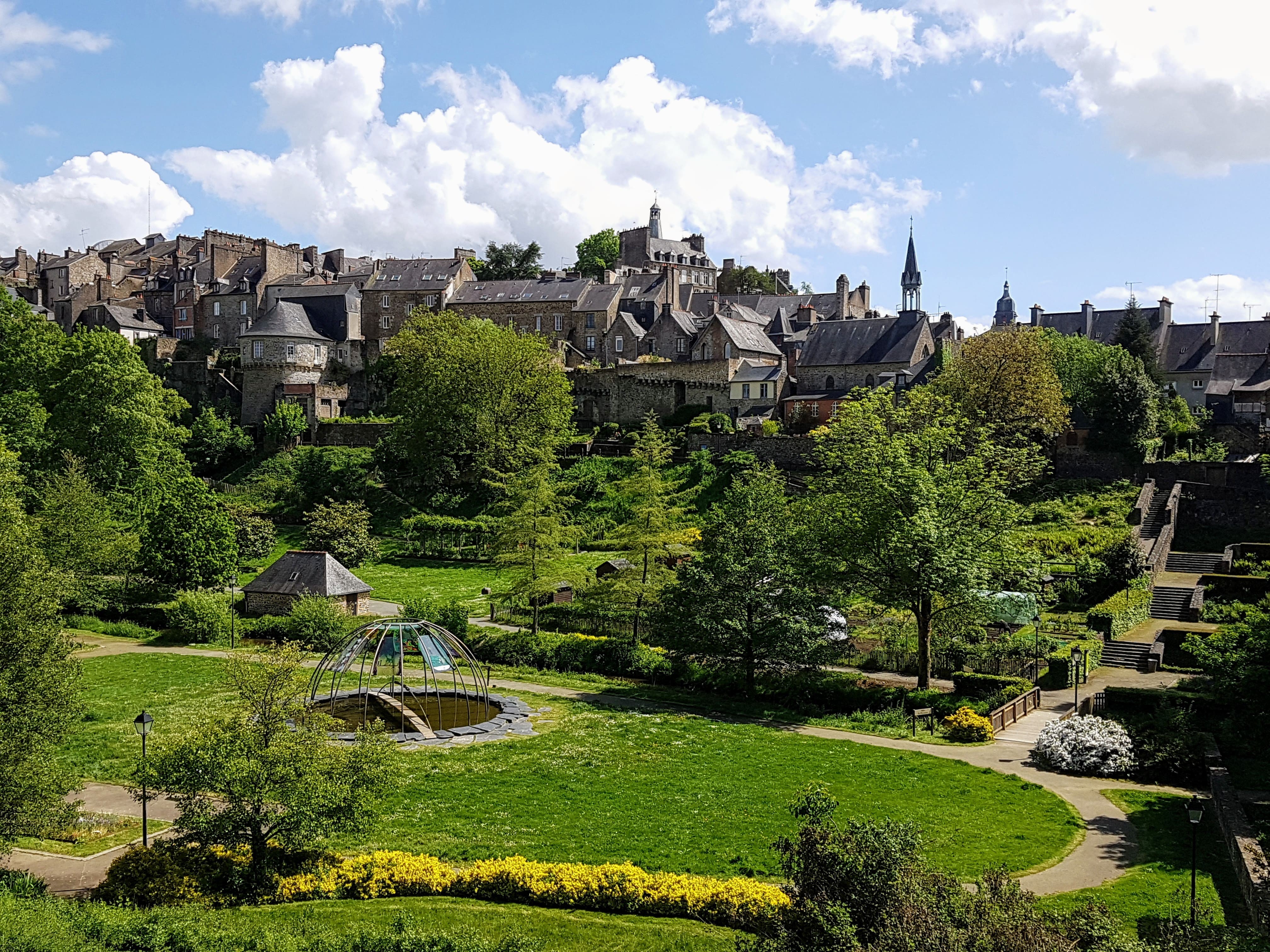 Vue panoramique du parc et des maisons anciennes de la ville de Fougères