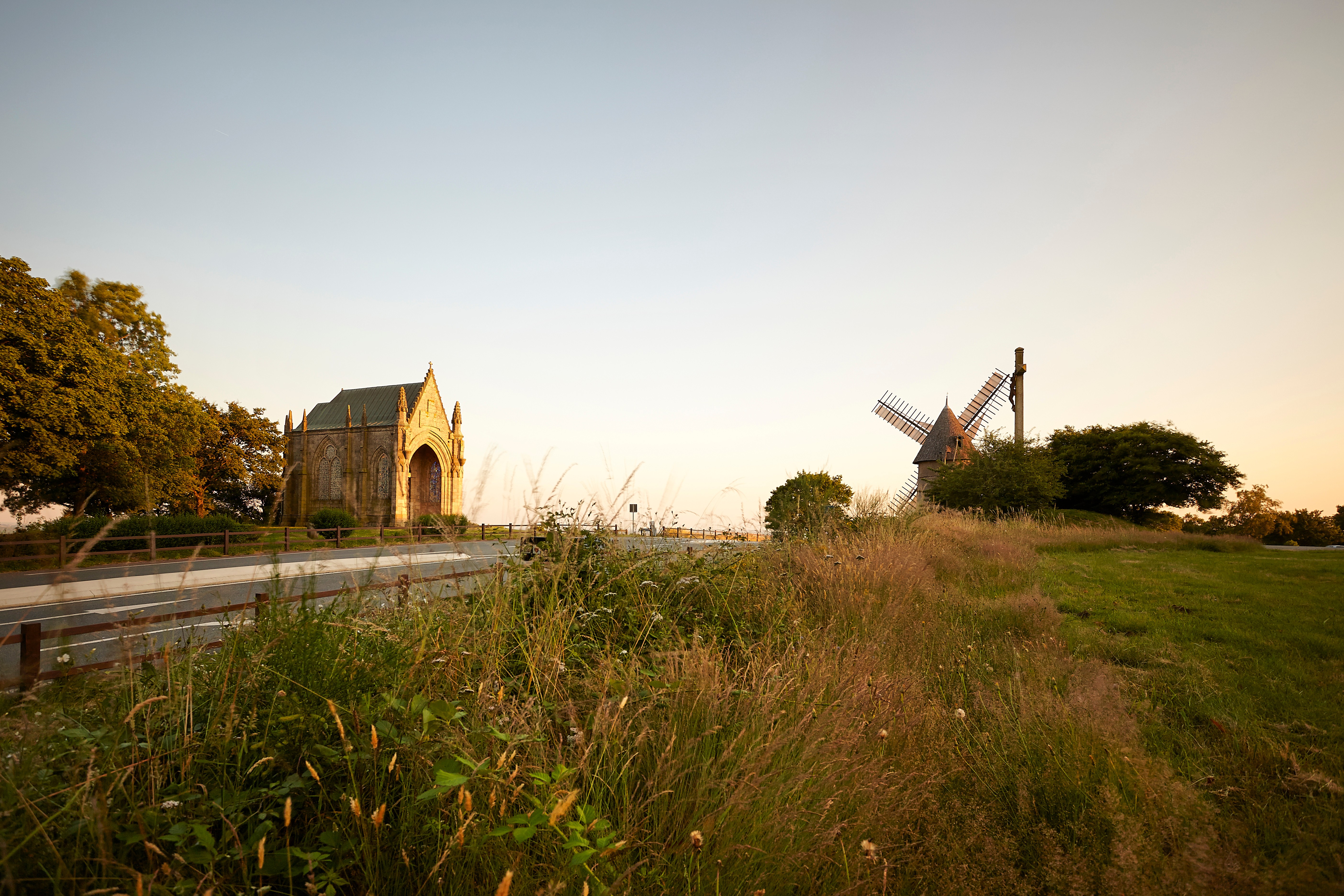 Mont des Alouette avec le Moulin, un calvaire et la Chapelle en fond devant une nature environnante