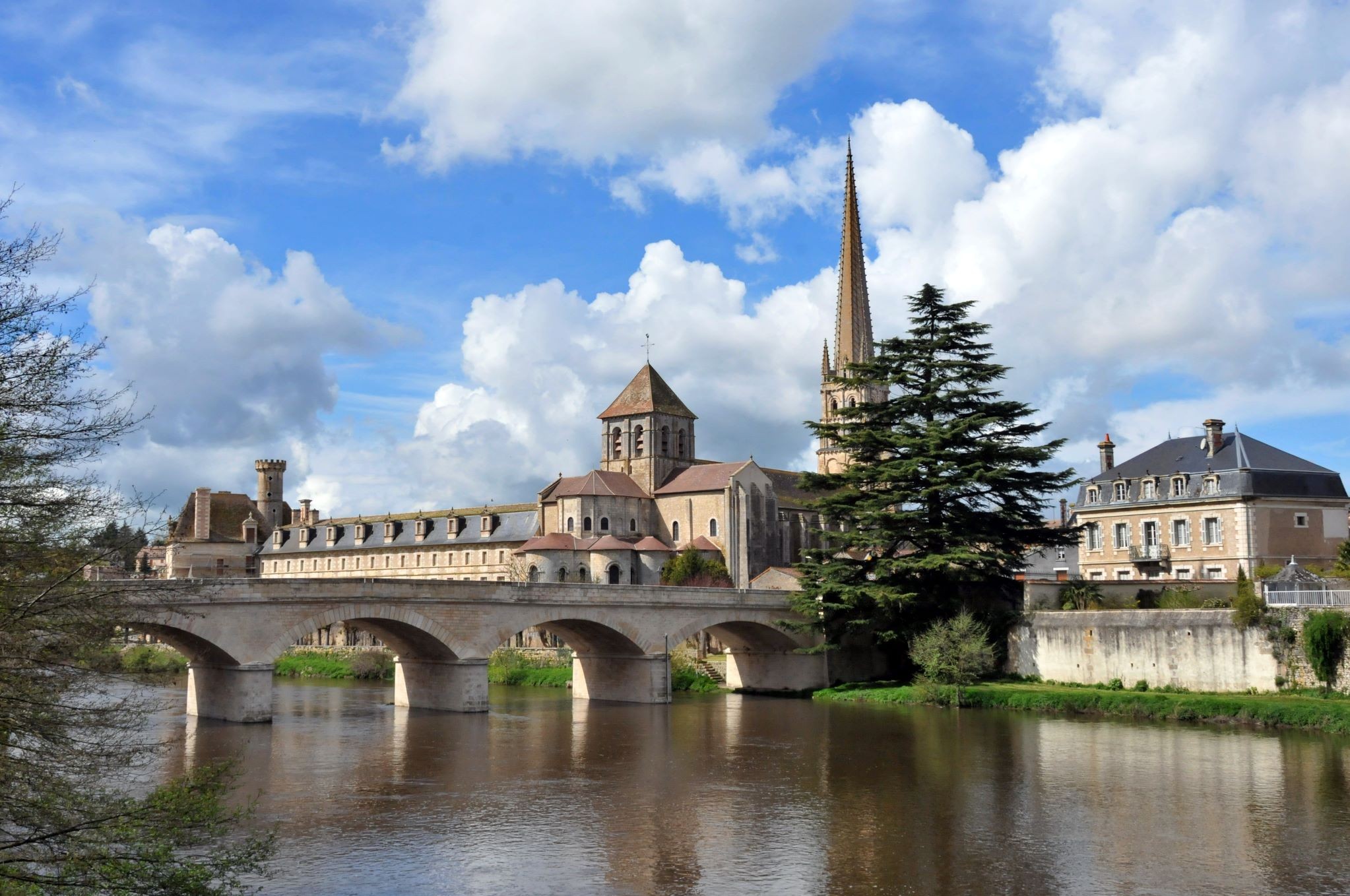 Vue sur la rivière et l'Abbaye de Saint Savin en second plan