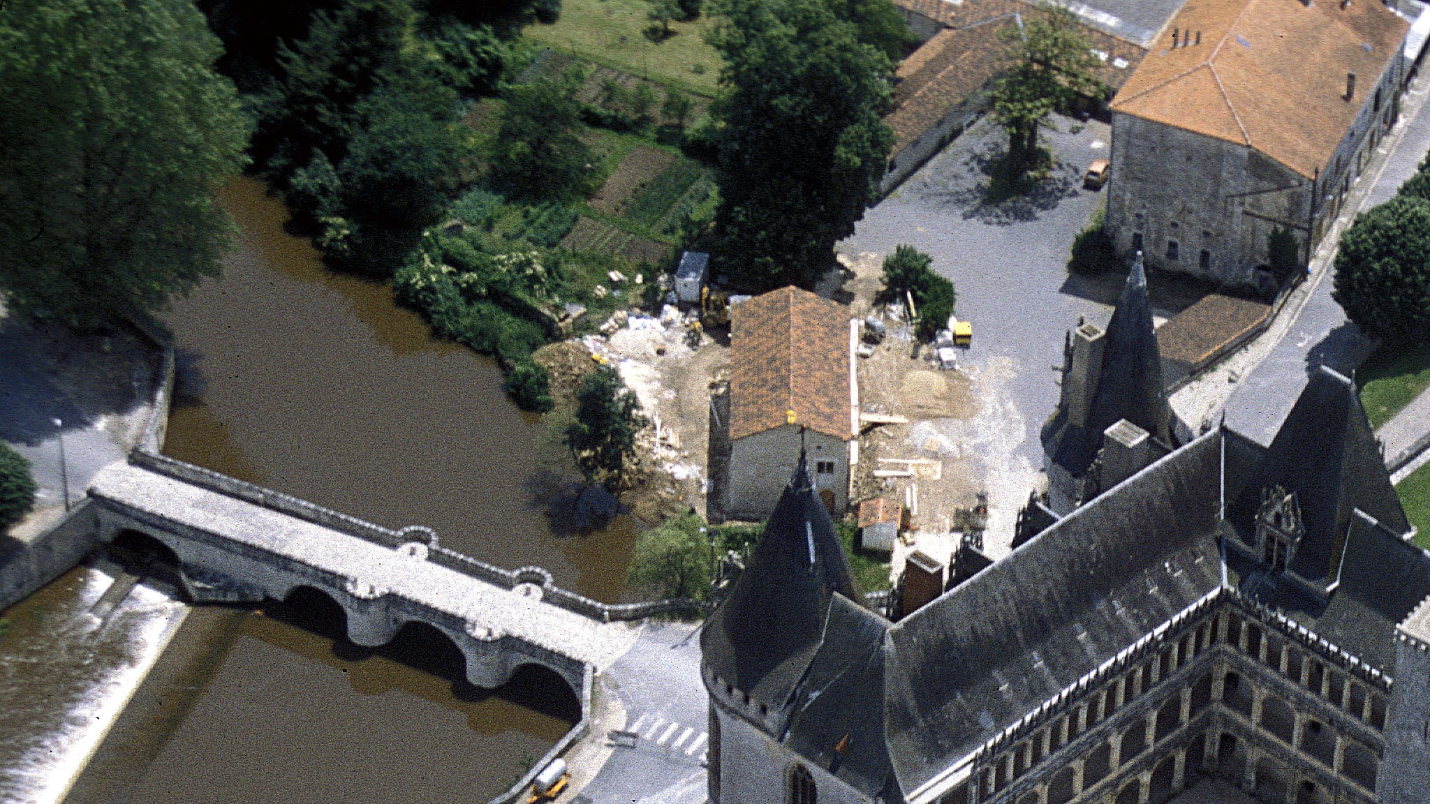 Plusieurs barques amarrées sur la Venise Verte à l’embarcadère de Coulon