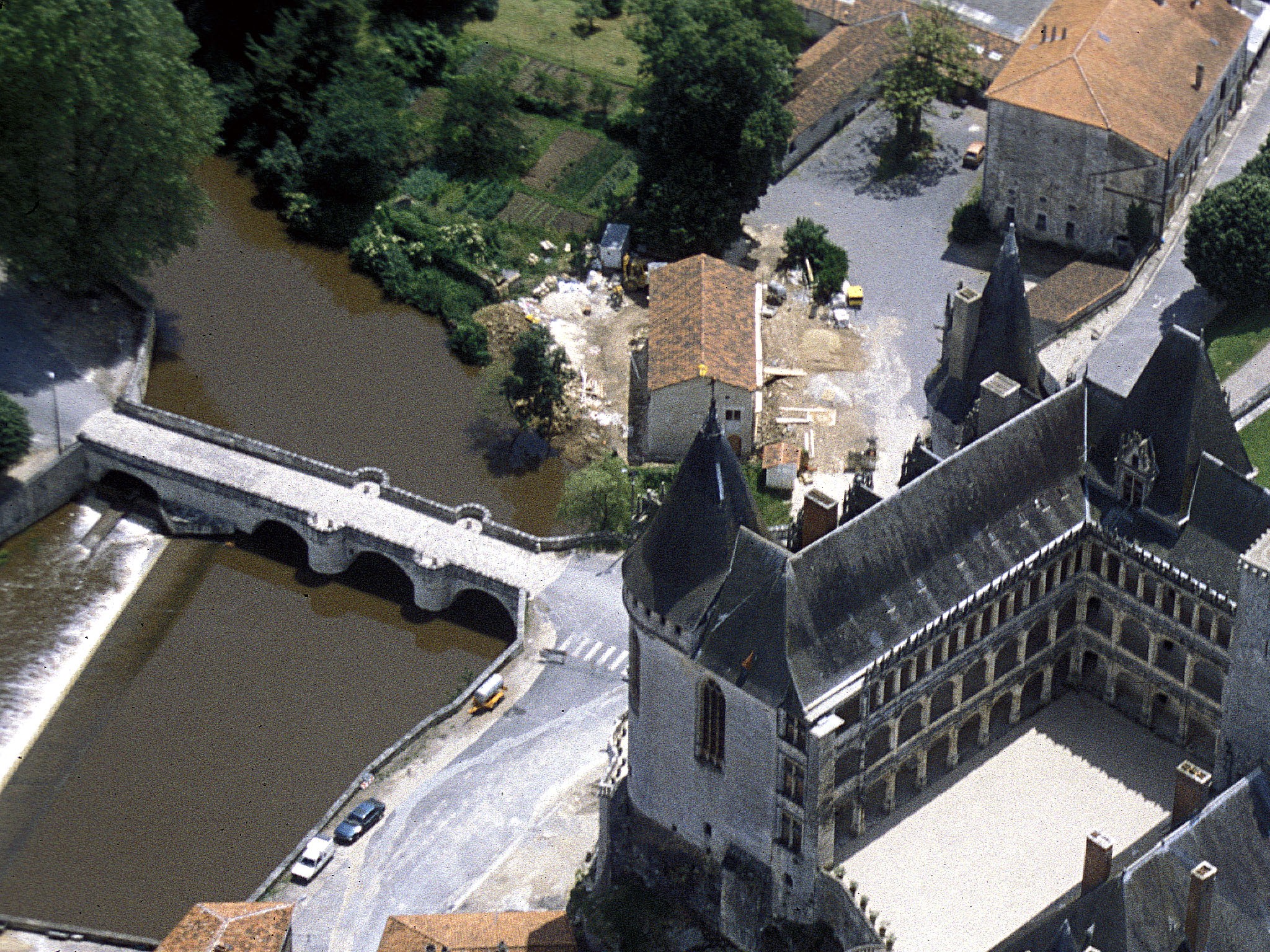 Donjon de Niort avec un ciel bleu, classé Monument Historique au bord de la Sèvre Niortaise
