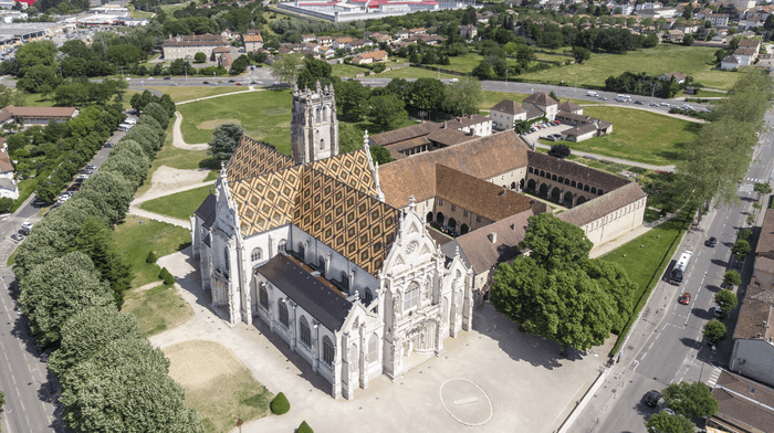 Vue aérienne du Monastère Royal de Brou à Bourg-en-Bresse dans l’Ain
