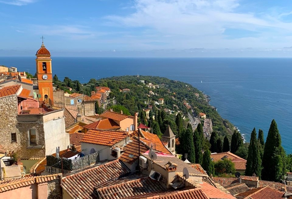 Vue panoramique depuis le château de Roquebrune sur le vieux village et le Cap Martin en toile de fond avec la mer Méditerranée