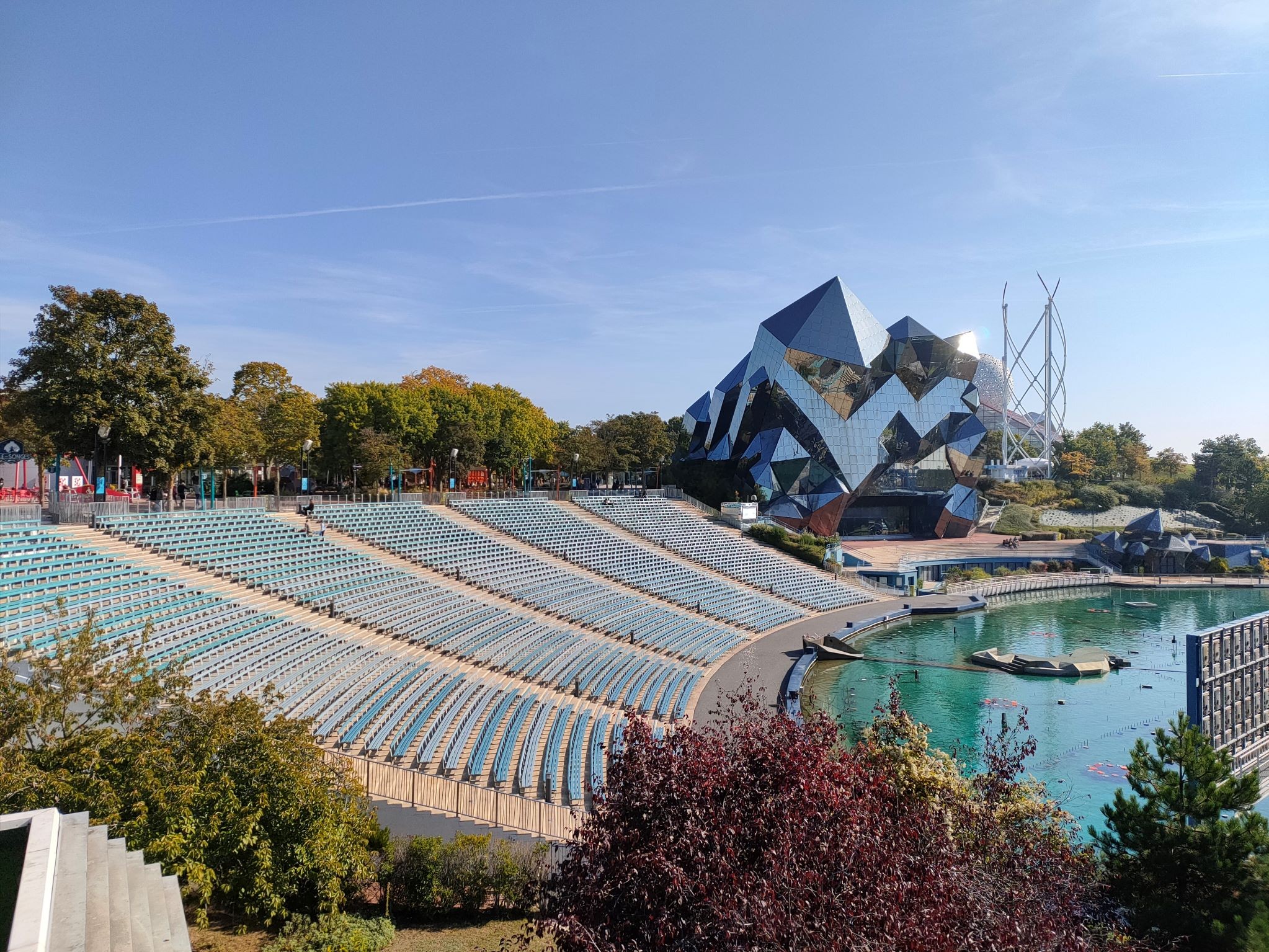 Les gradins face au lac où se déroule le spectacle nocturne avec des sons, lumières et jets d’eau avec le bâtiment du Futuroscope dans le fond