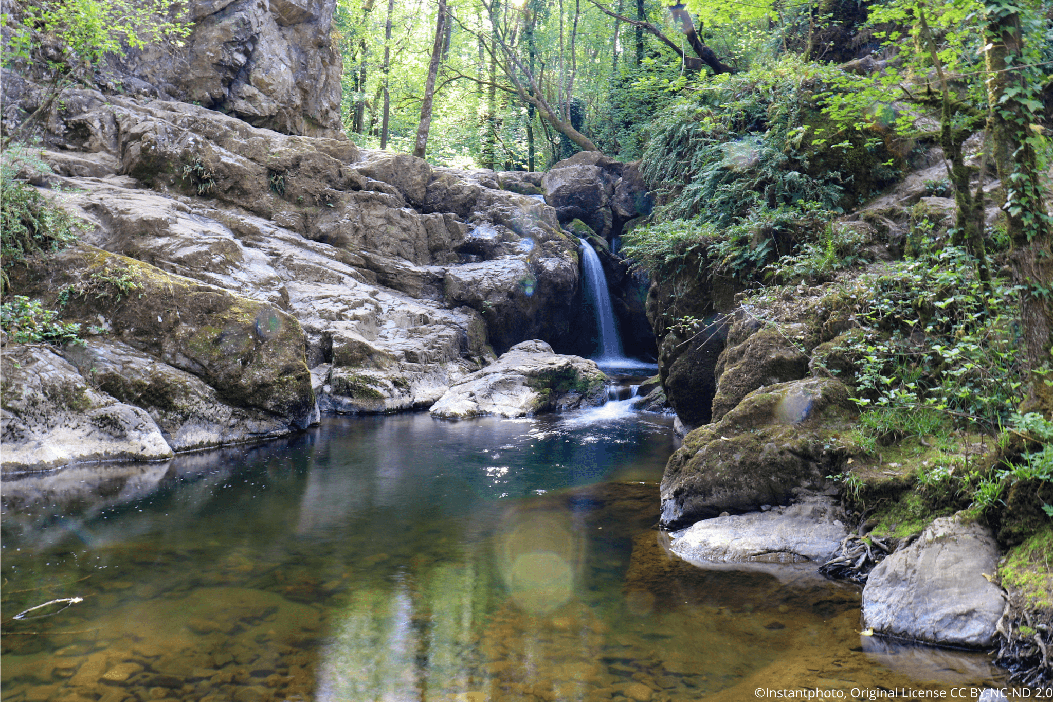 Cascade du Puits d’Enfer à Exireuil qui coule le long des Rochers dans une nature luxuriante