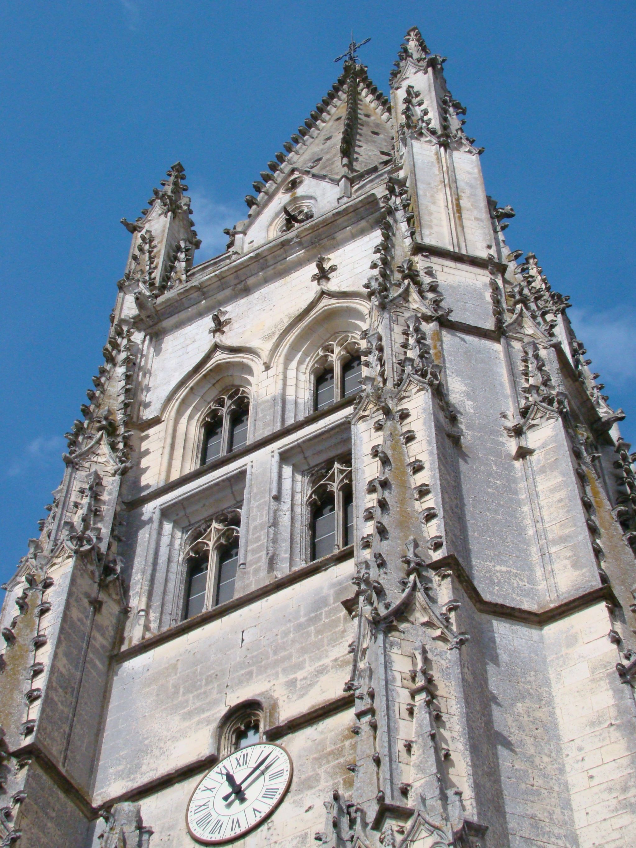 Vue sur le clocher de la basilique Saint Eutrope à Saintes avec son horloge au dessus de l’entrée 