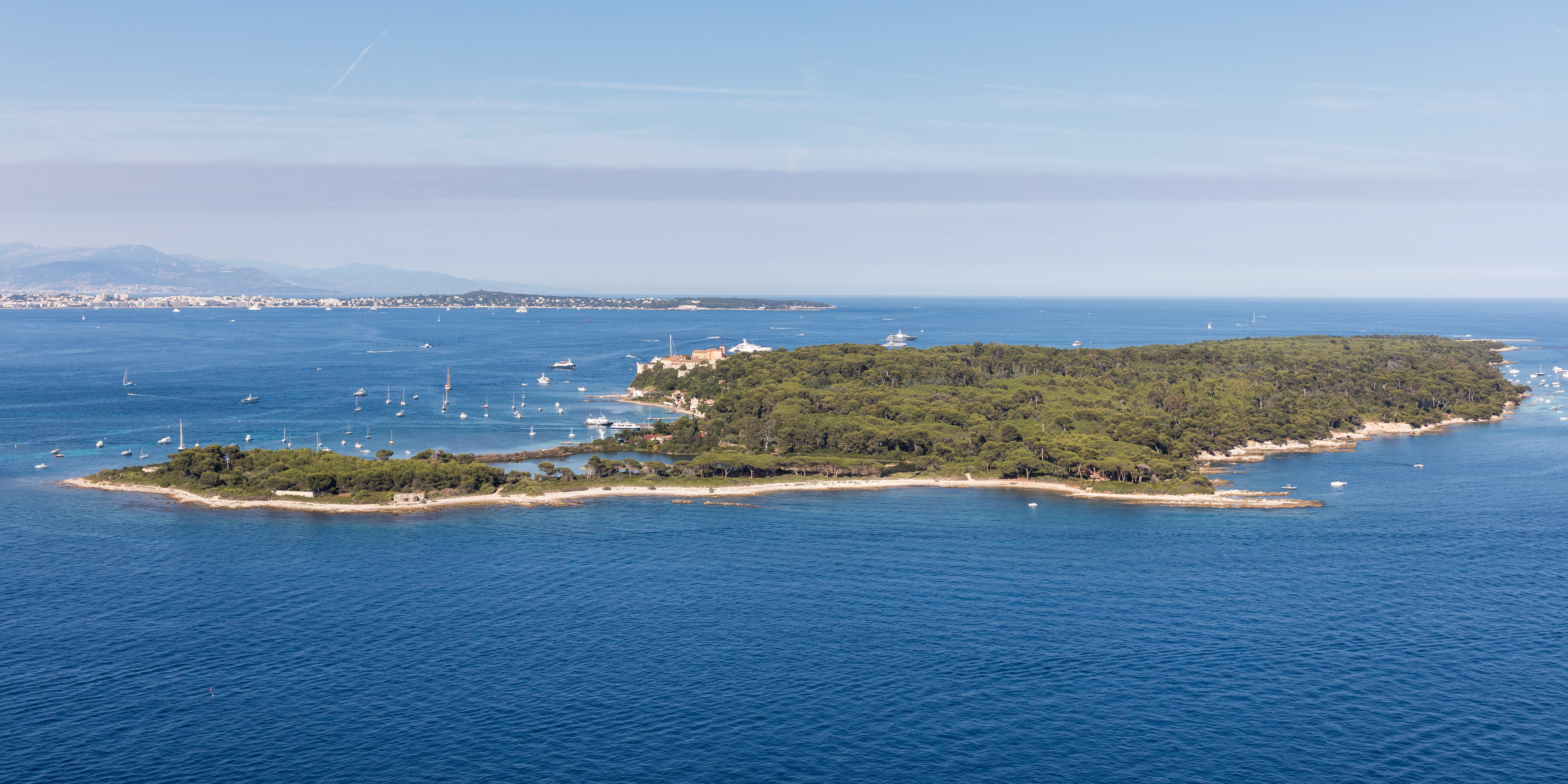 Vue aérienne de l’Île Sainte-Marguerite, un paradis terrestre à quelques kilomètres seulement de Cannes en arrière-plan