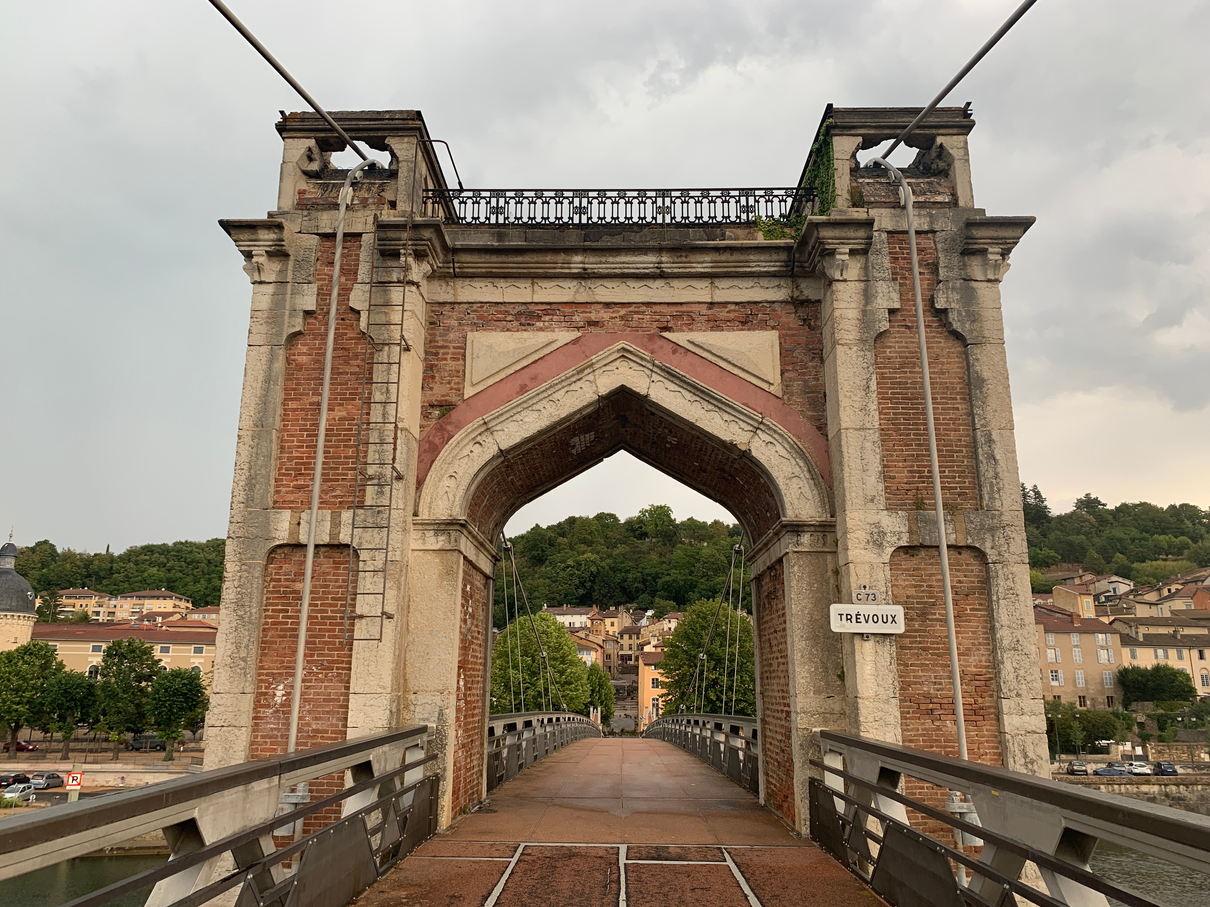 Vue de la passerelle reliant Trévoux avec le Rhône, aperçu de Trévoux en arrière plan