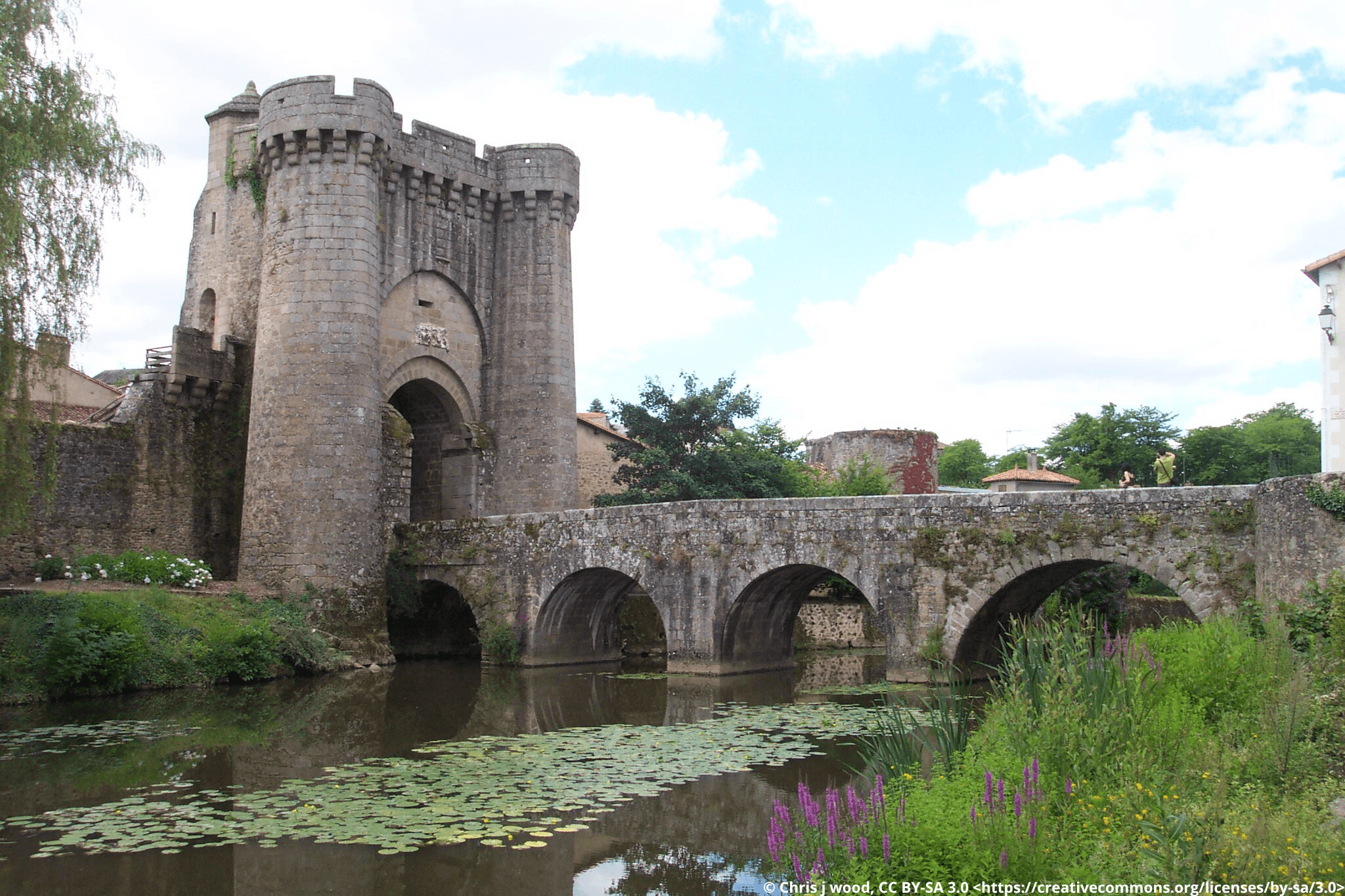 Pont Saint Jacques avec sa porte dans le quartier médiéval de Parthenay