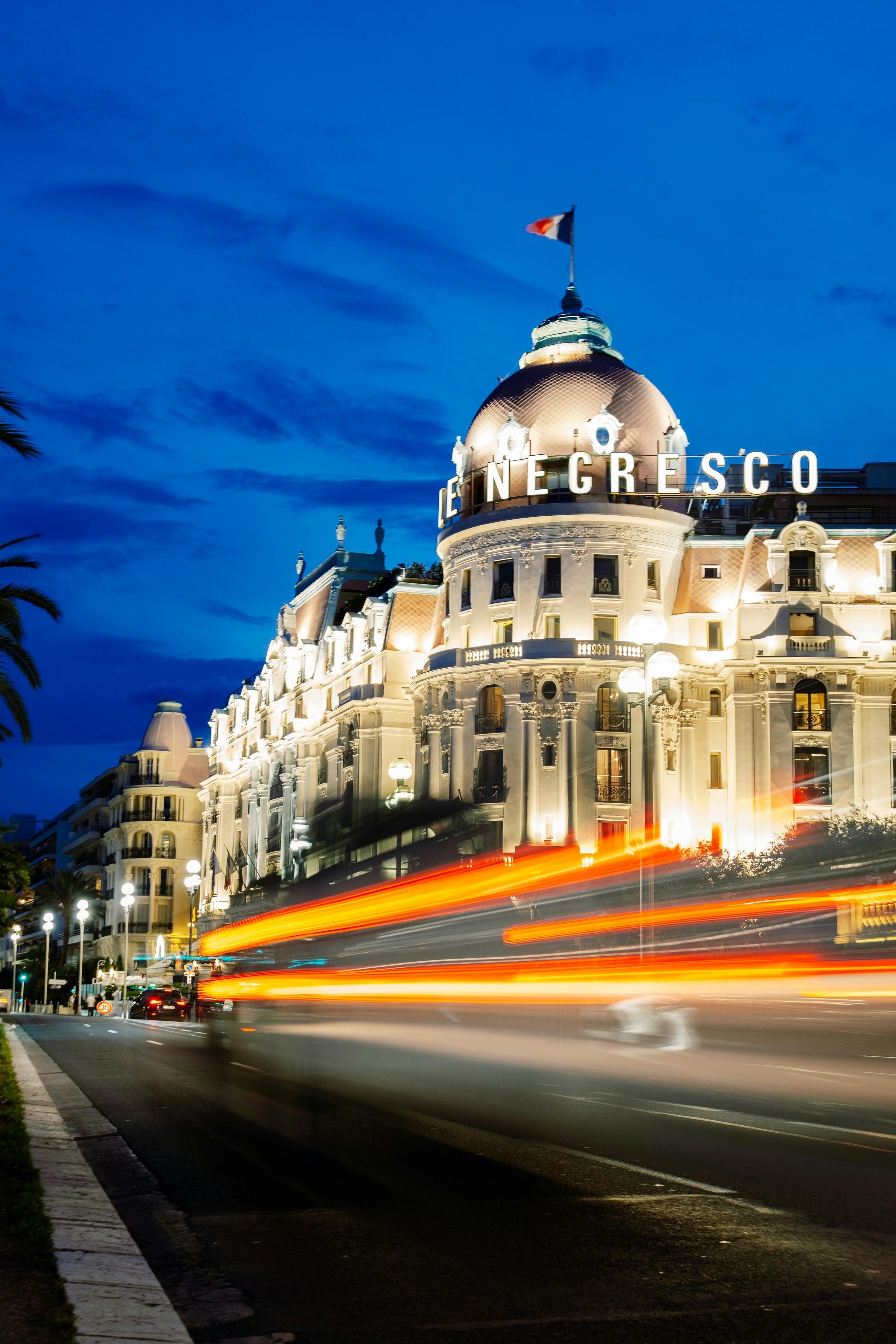 Vue sur le célèbre Hôtel Negresco de la Promenade des Anglais, parfaitement éclairé au milieu de la nuit