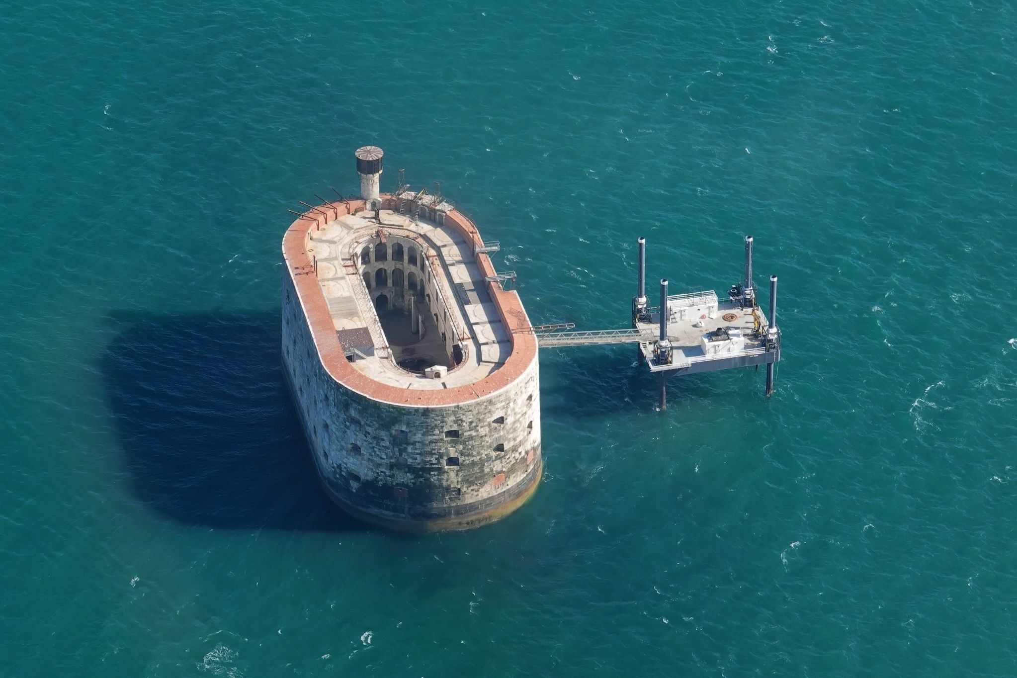 Vue d’avion de Fort Boyard avec sa passerelle qui permet d’accéder au bâtiment