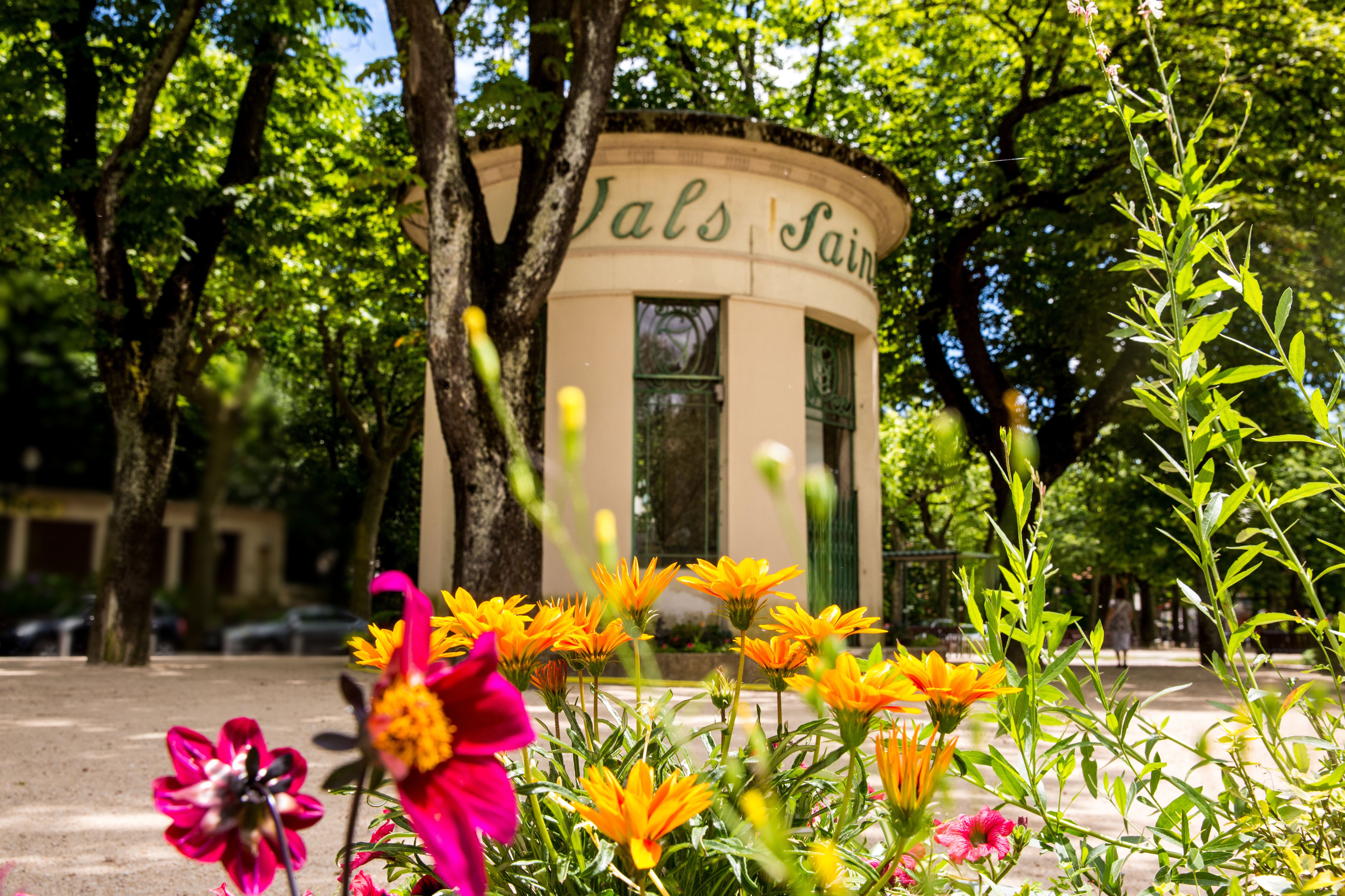 Centre ville fleuri de Vals-les-Bains - station thermale au coeur de l’Ardèche