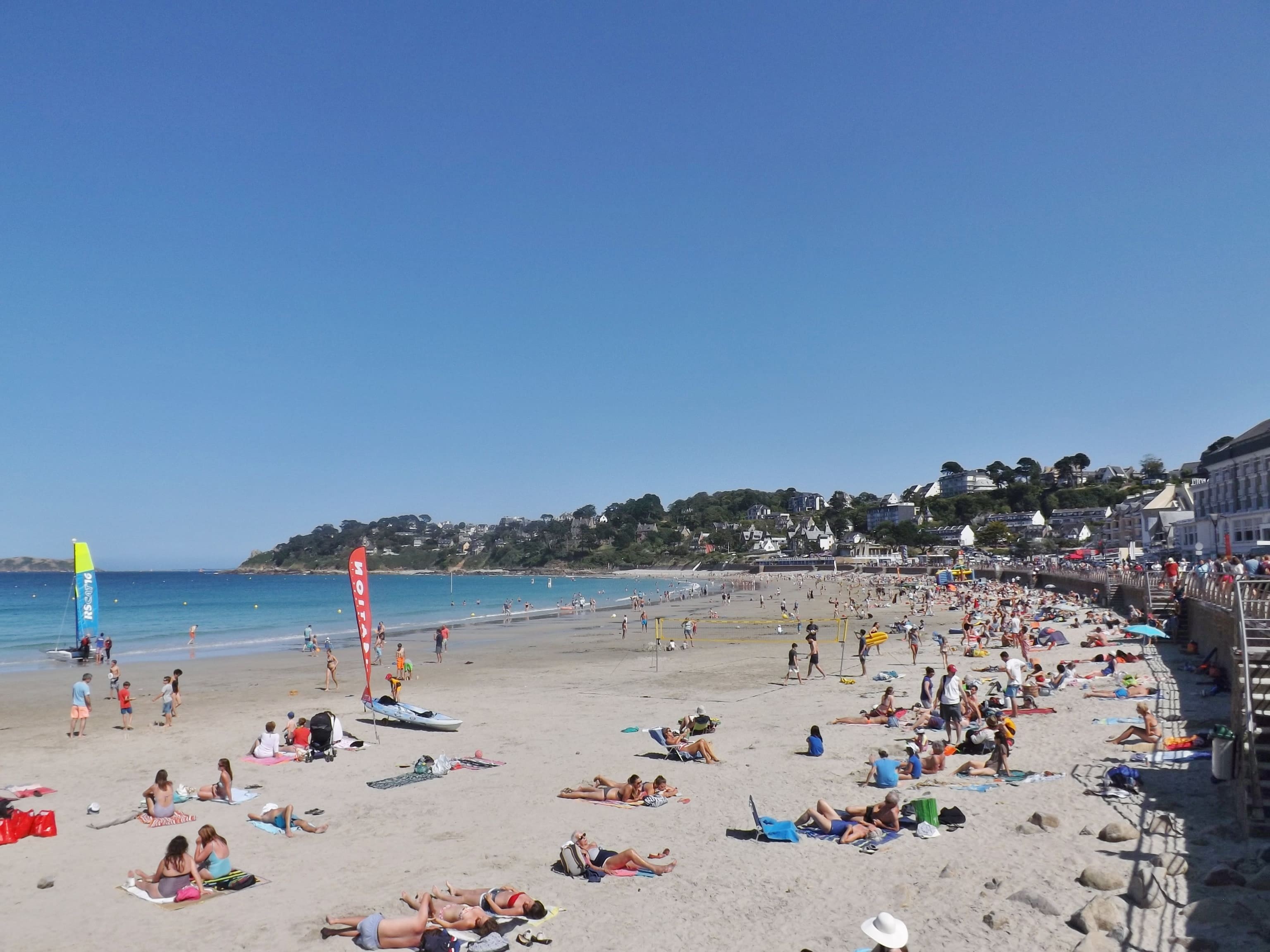 Plage de Saint Guirec à Perros Guirec, côte de Granit Rose