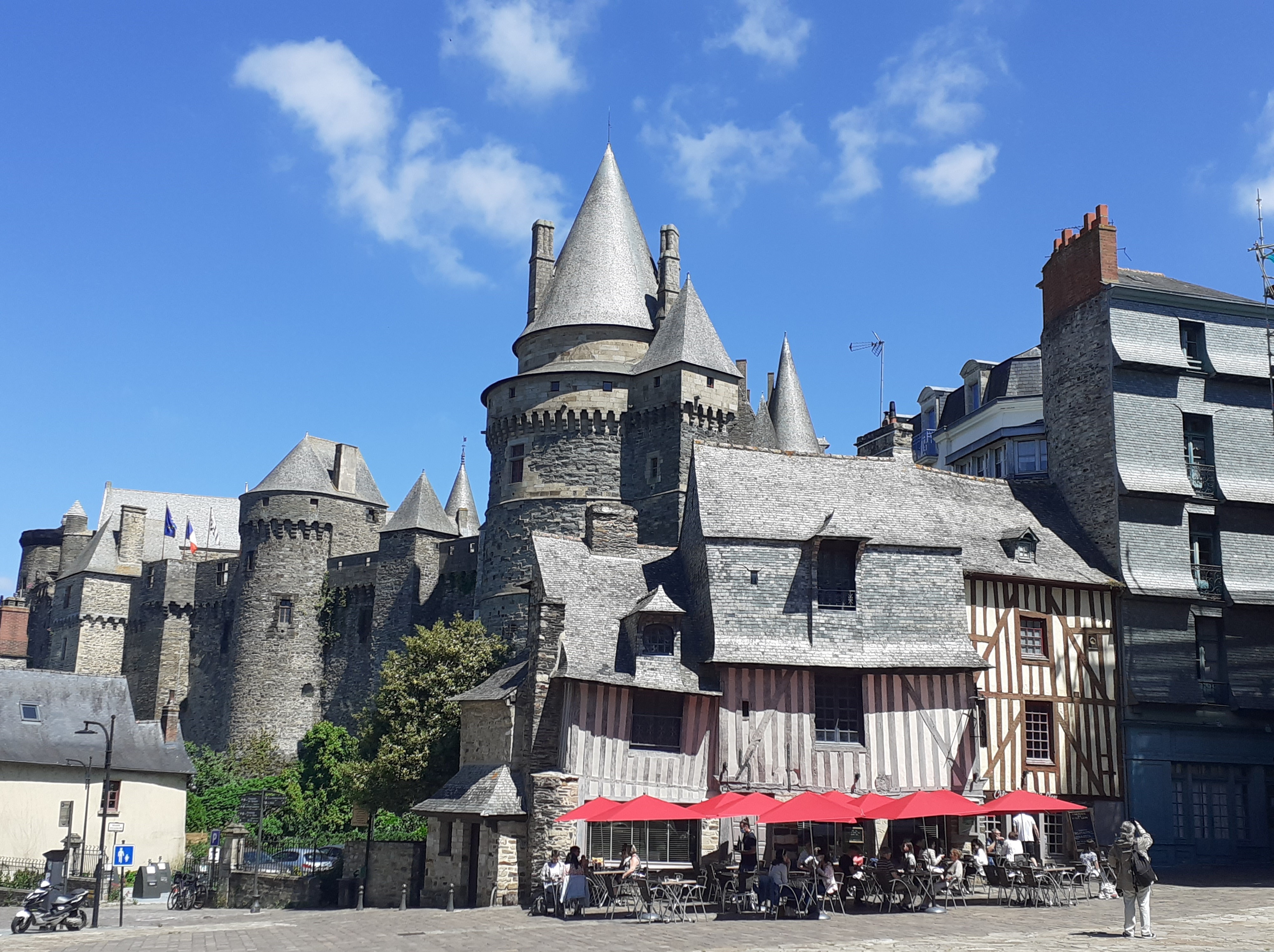 Vue du Château de Vitré depuis la Place Saint-Yves avec des maisons à colombages