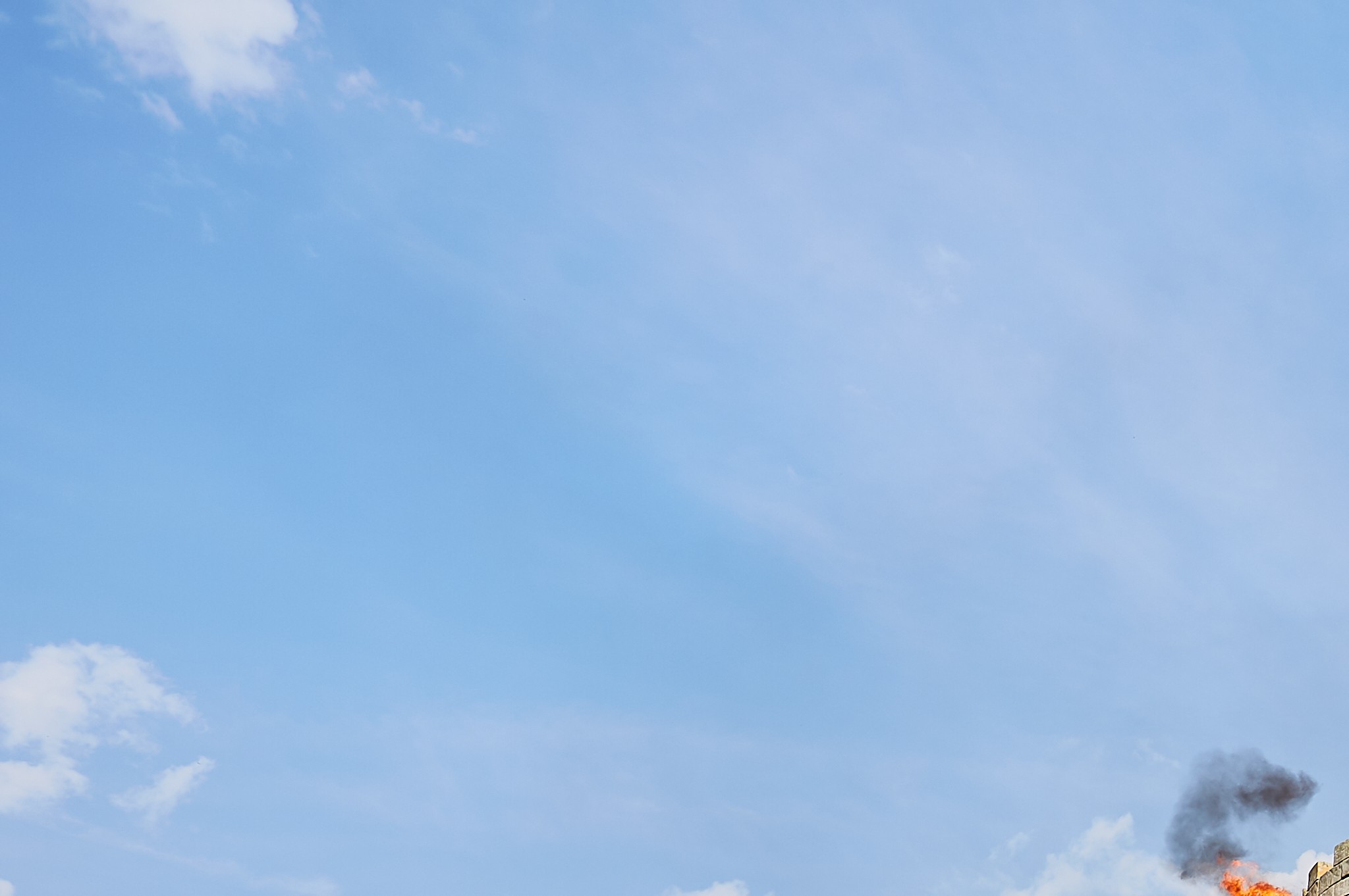 Une maman et son enfant dévalent tout sourire l’un des toboggans d’O’Gliss park sur une boué deux places