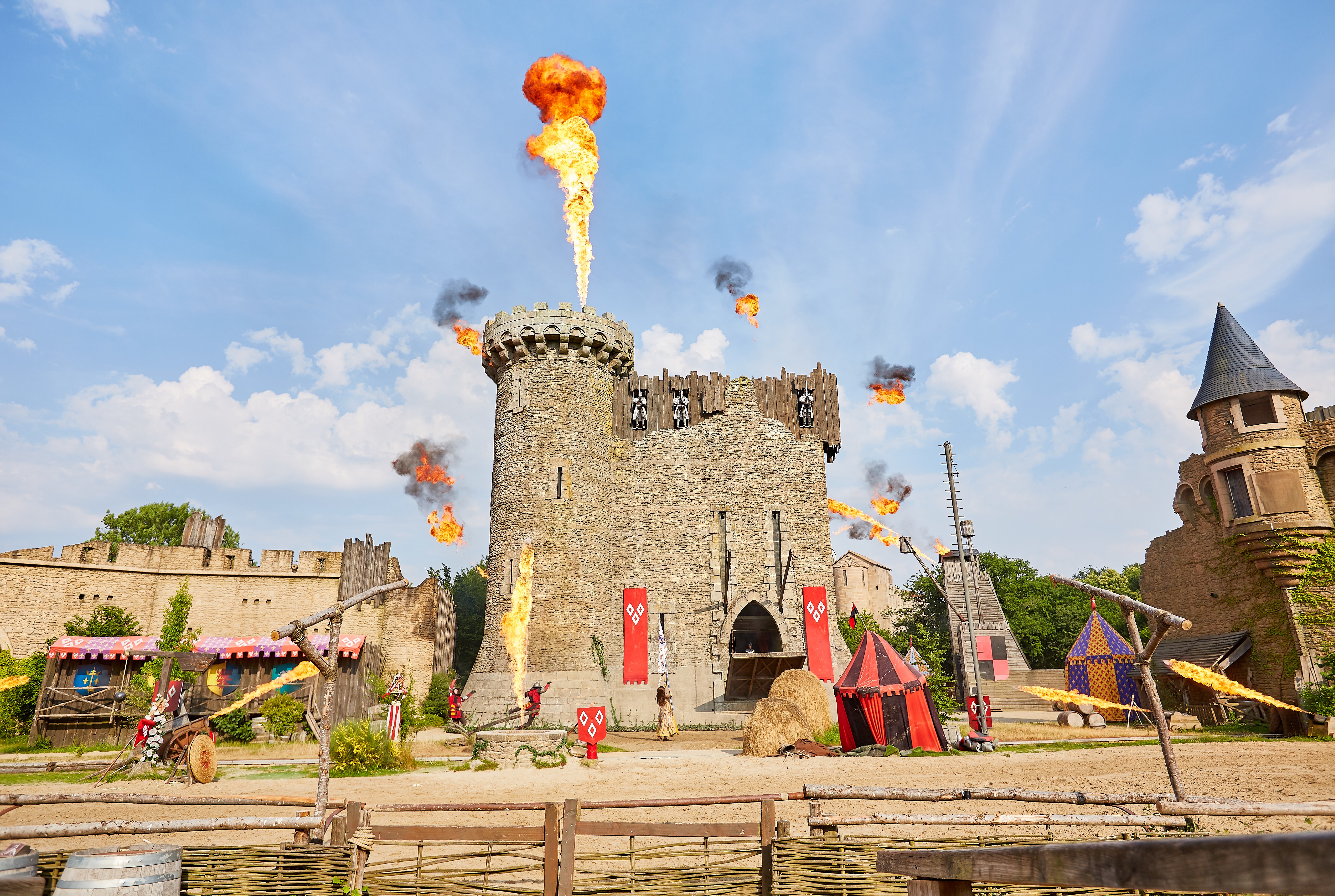 Un couple se promenant à la plage avec son chien, avec une vue au loin sur la mer