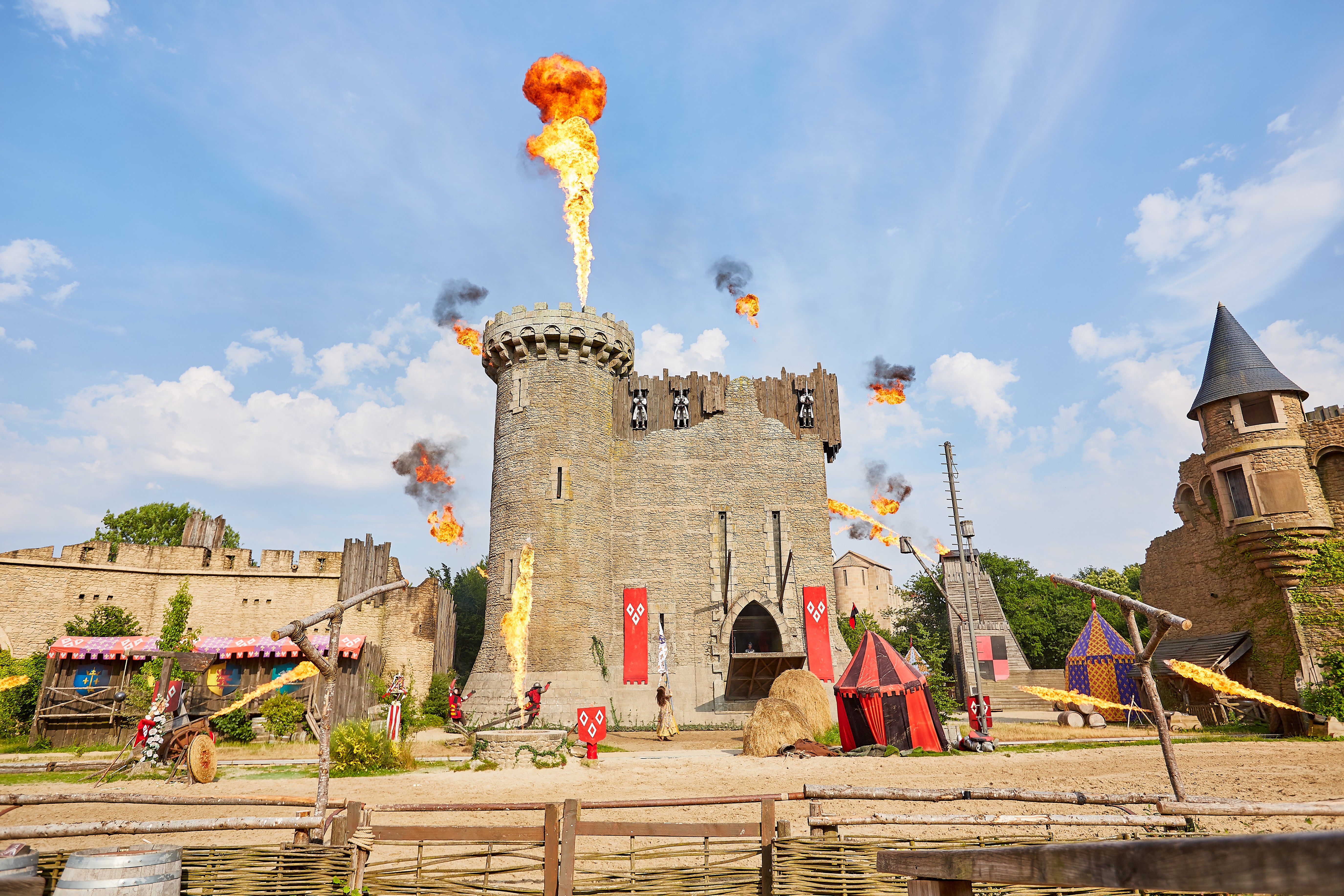 Spectacle le Secret de la Lance avec un château en feu