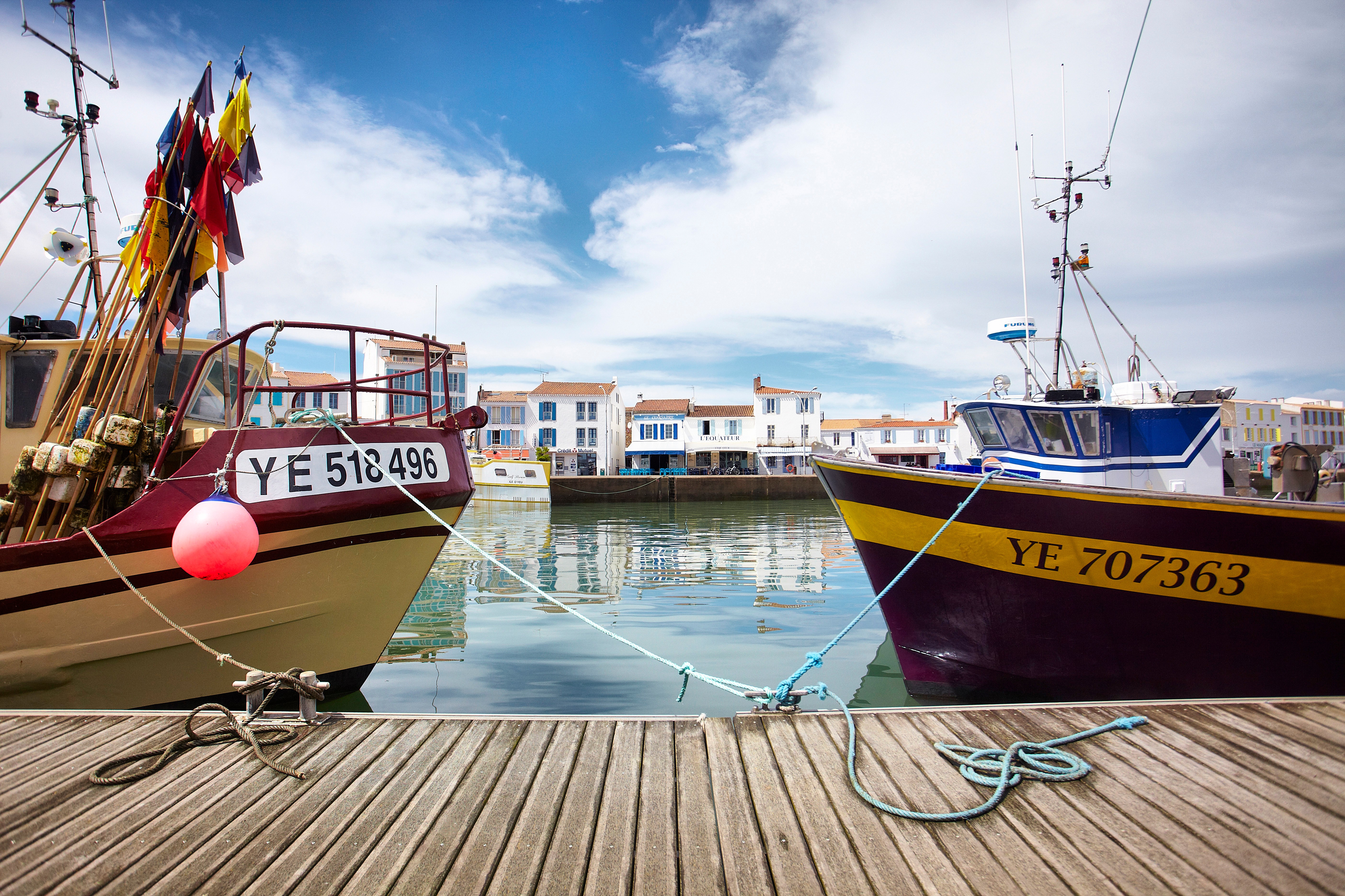 Vue sur le port Joinville et ses restaurants ainsi que les bateaux de pêche amarrés aux pontons.