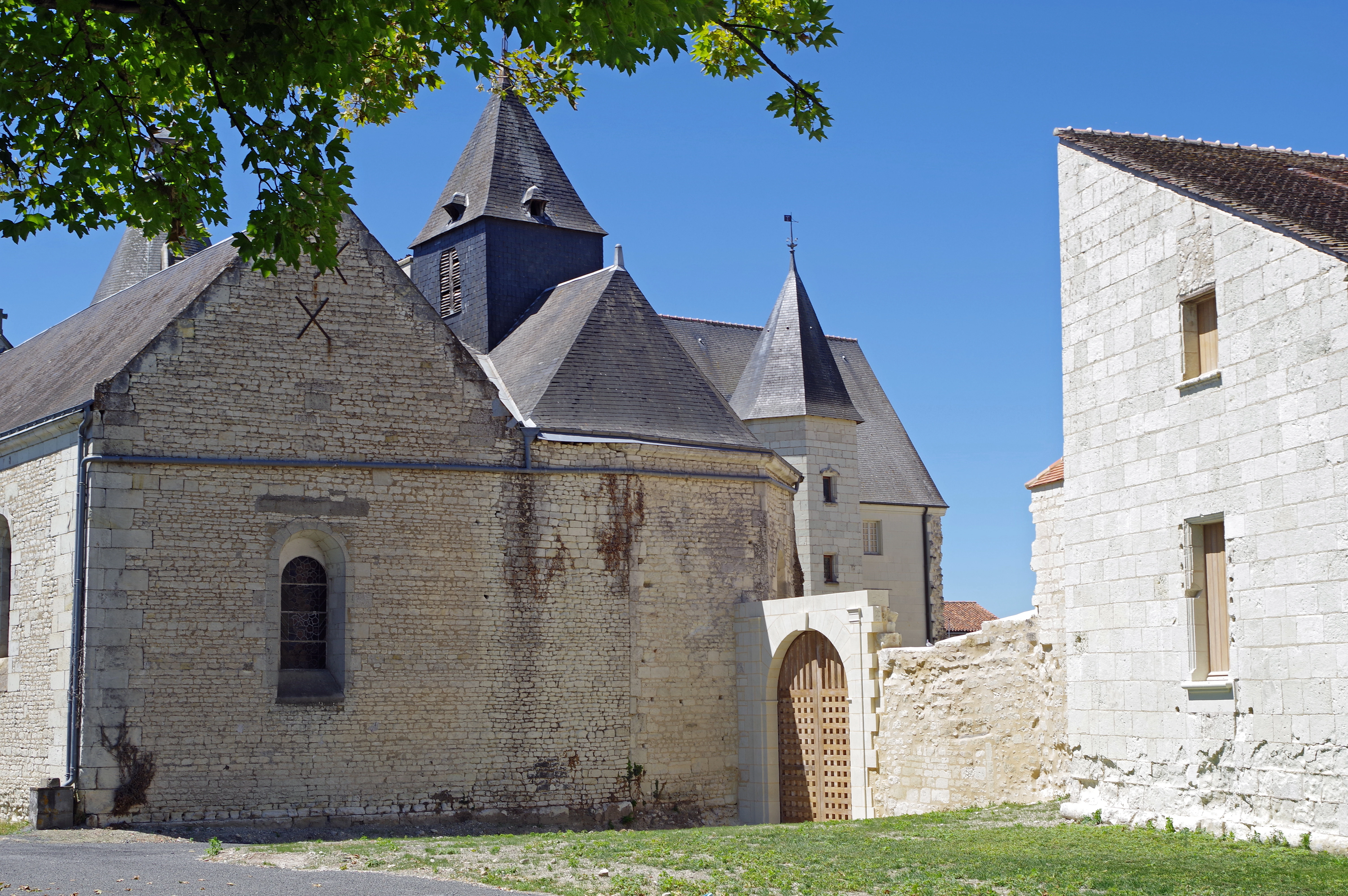 Vue sur l'arrière du Château de Monts-sur-Guesnes