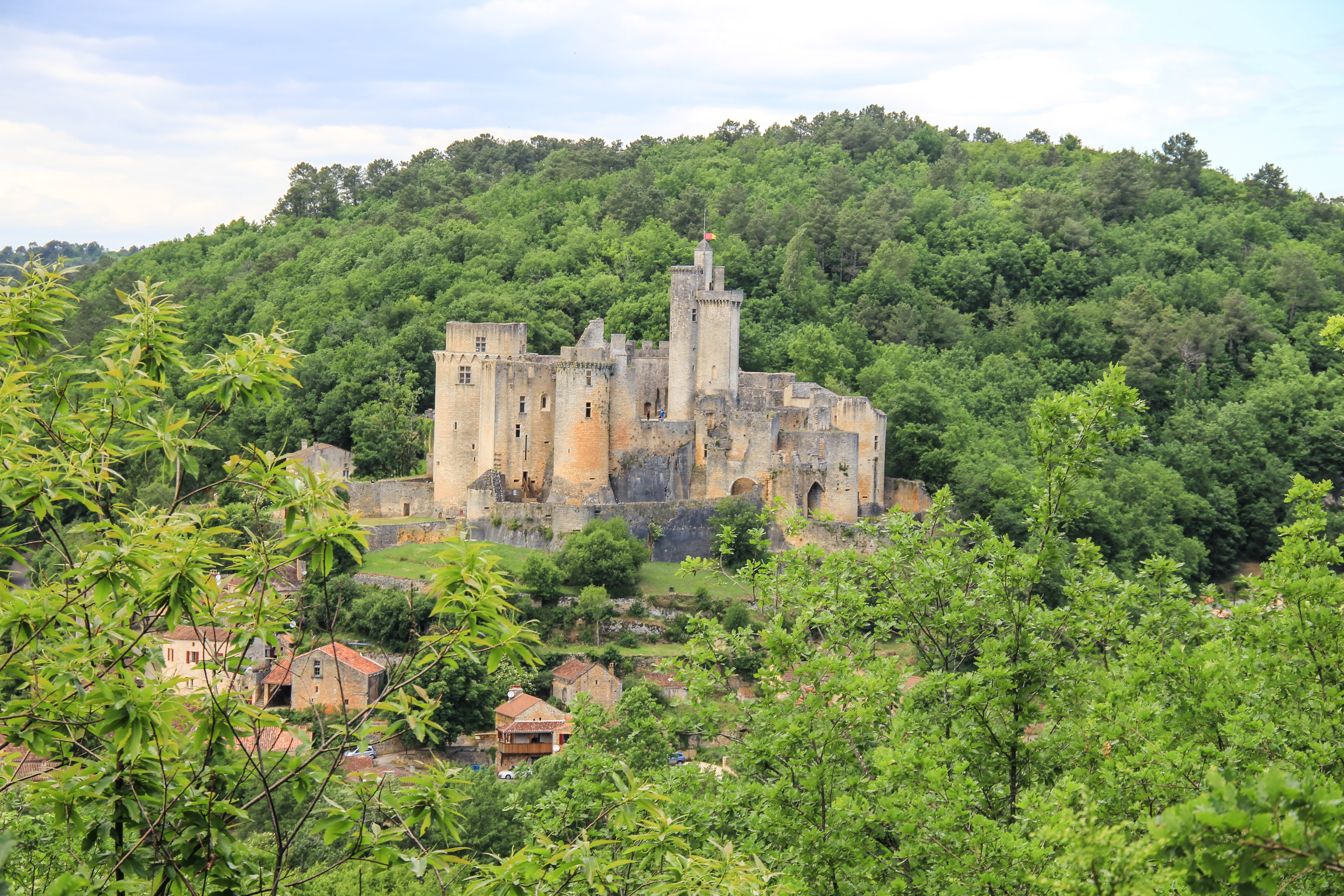 Le Château de Bonaguil vu depuis les environs verdoyants