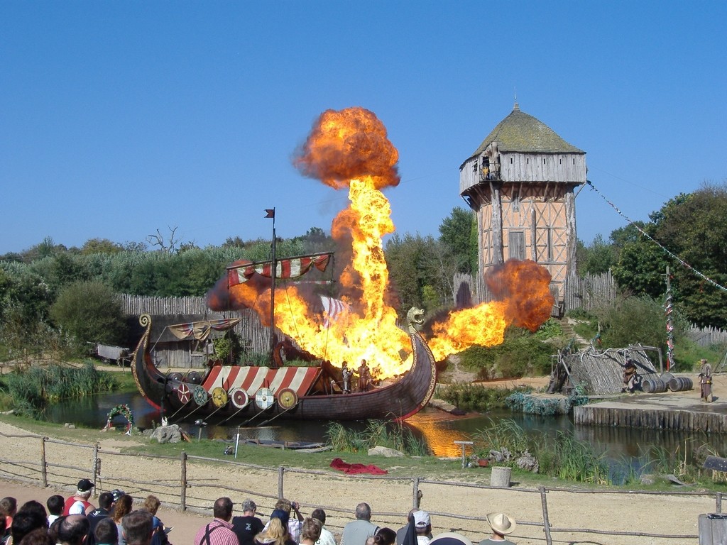 Le clou du spectacle des 'Vikings' au Puy du Fou, avec ancre en feu.