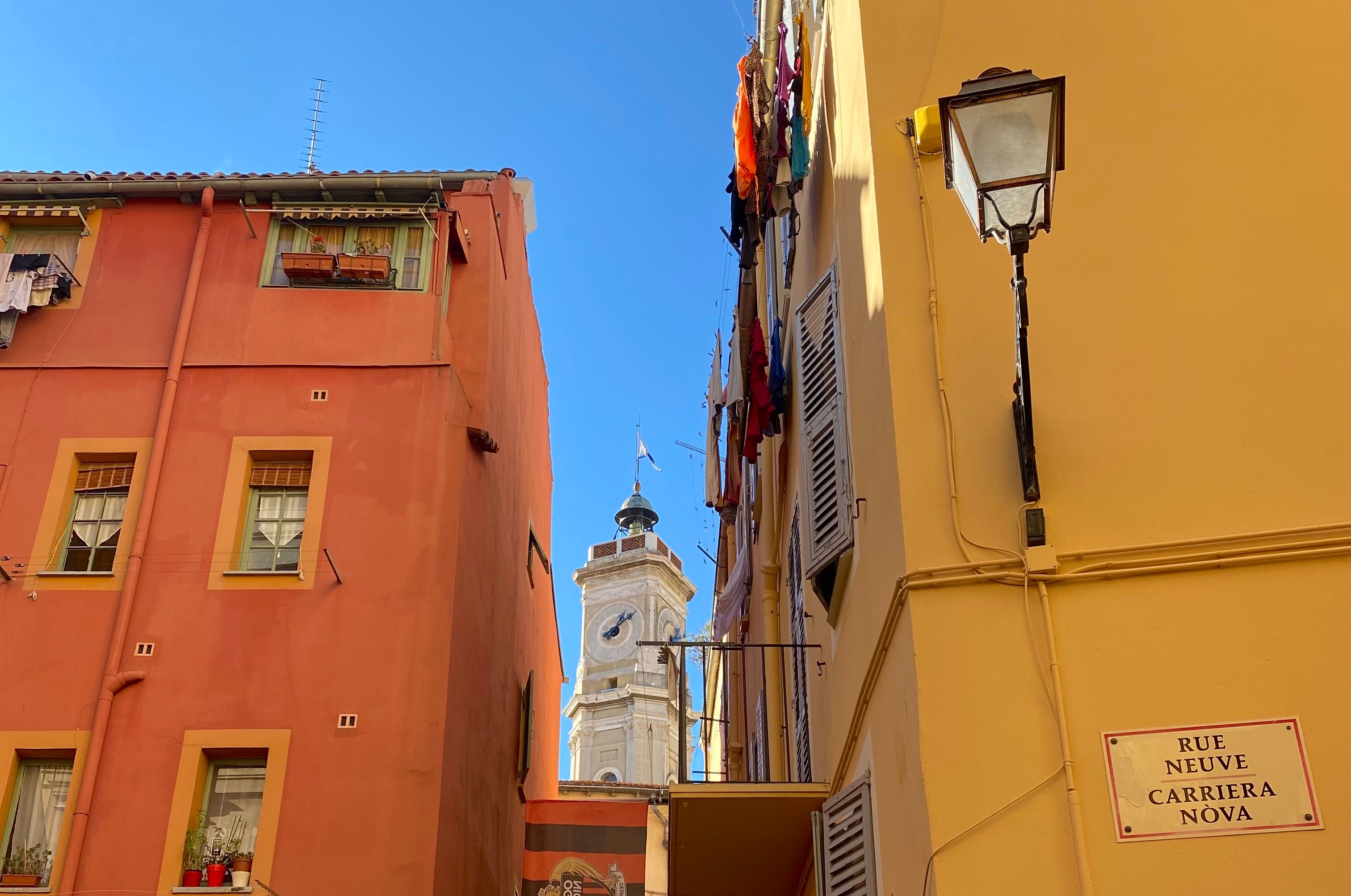 Le quartier du Vieux-Nice au détour d’une ruelle et de ses emblématiques maisons colorées jaune et oranger