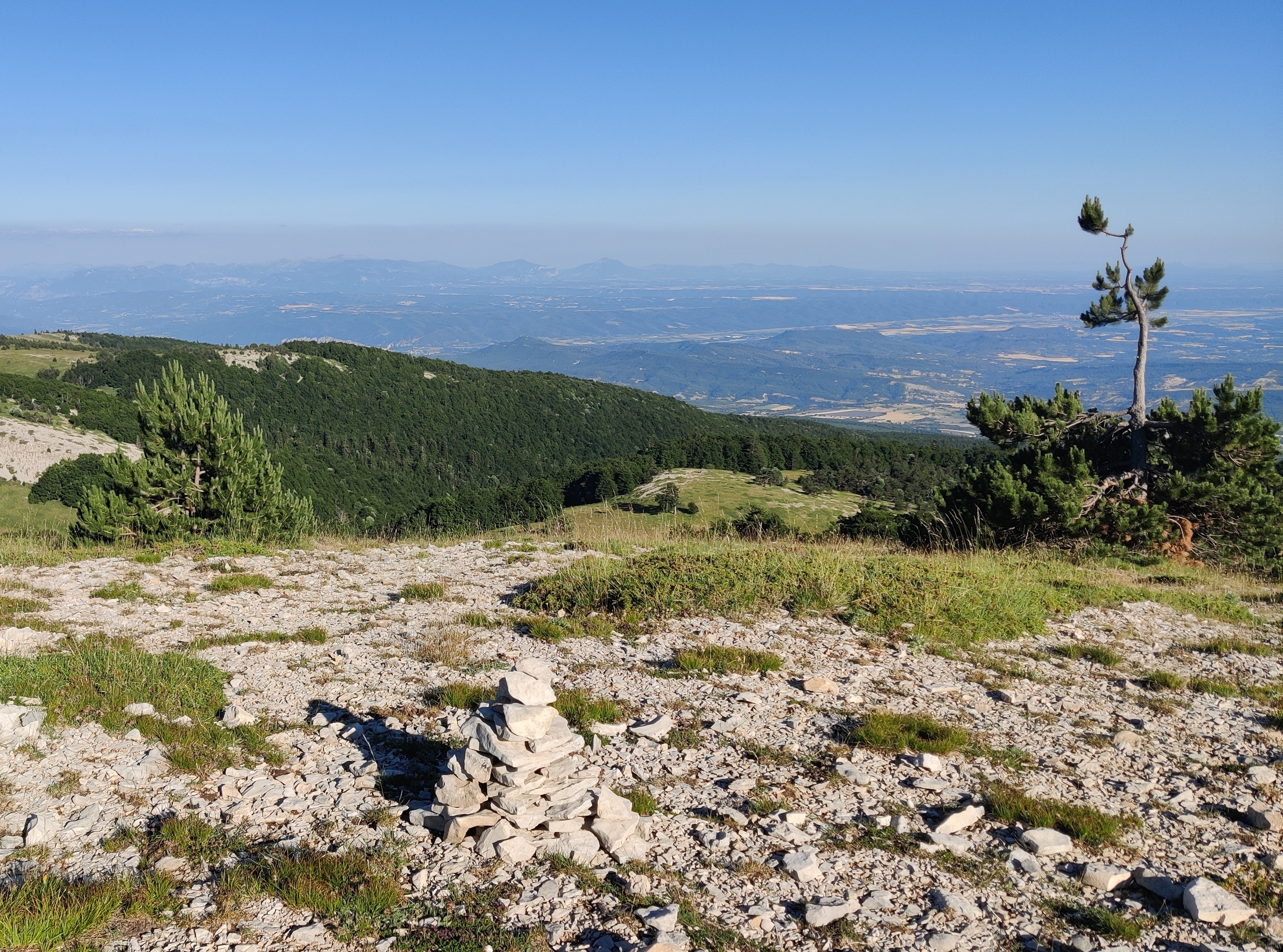 Panorama au sommet désertique de la montagne de Lure, vue sur la forêt en contrebas, tout le pays de Forcalquier et une partie de la Provence 