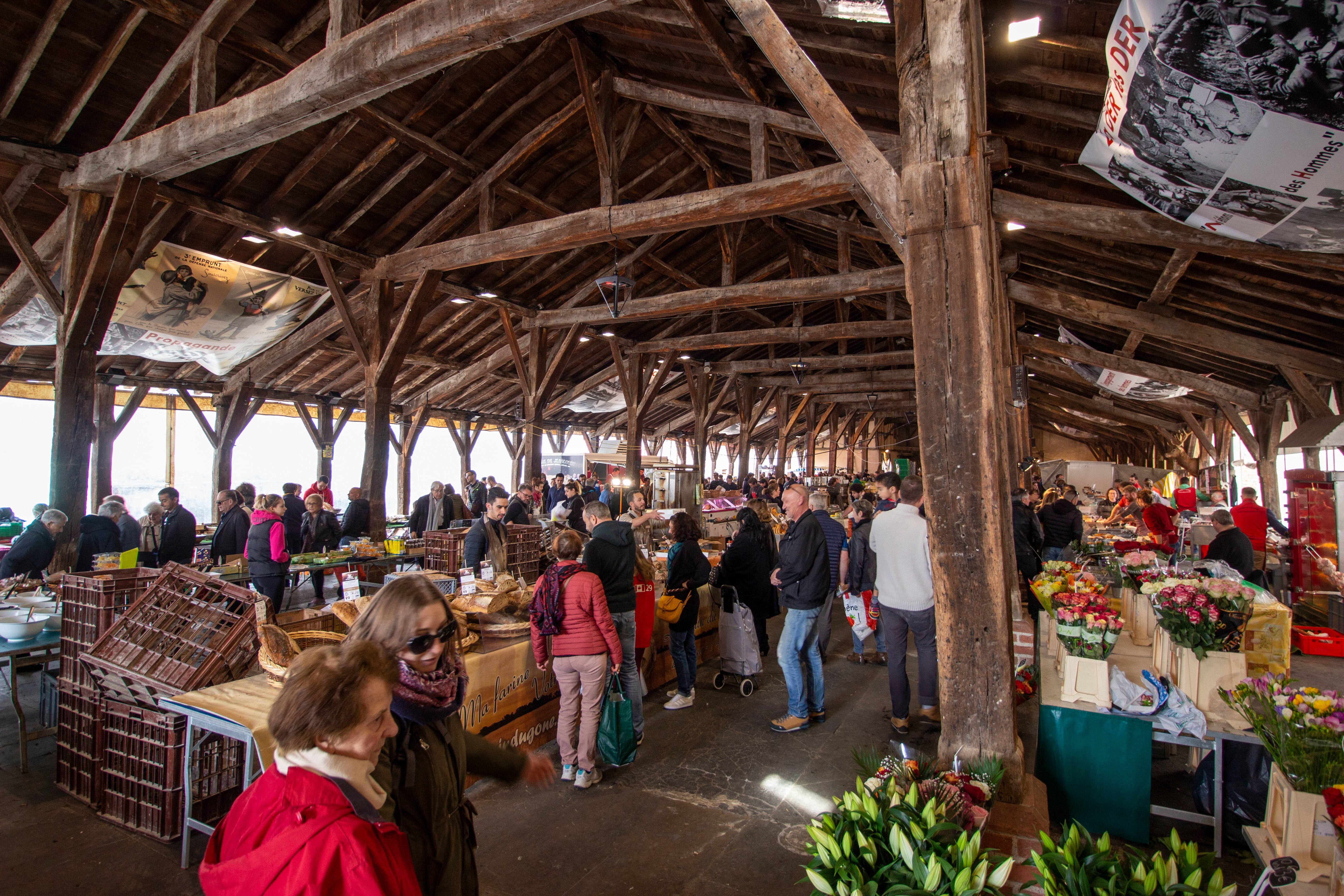 Marché sous les halles de Châtillon sur chalaronne, présence d’un marchand de fleur et pas mal de passant.