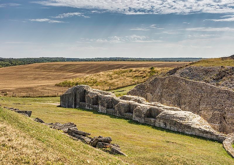 L’extérieur de l’amphithéâtre tout en pierre et vue sur les plaines vosgiennes.