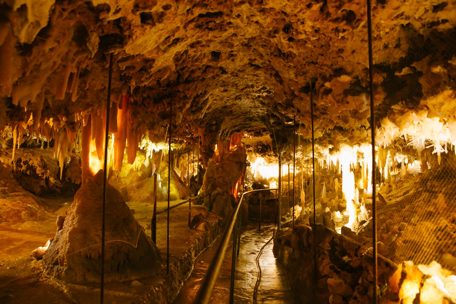 L'intérieur d'une grotte avec de nombreuses grandes formations