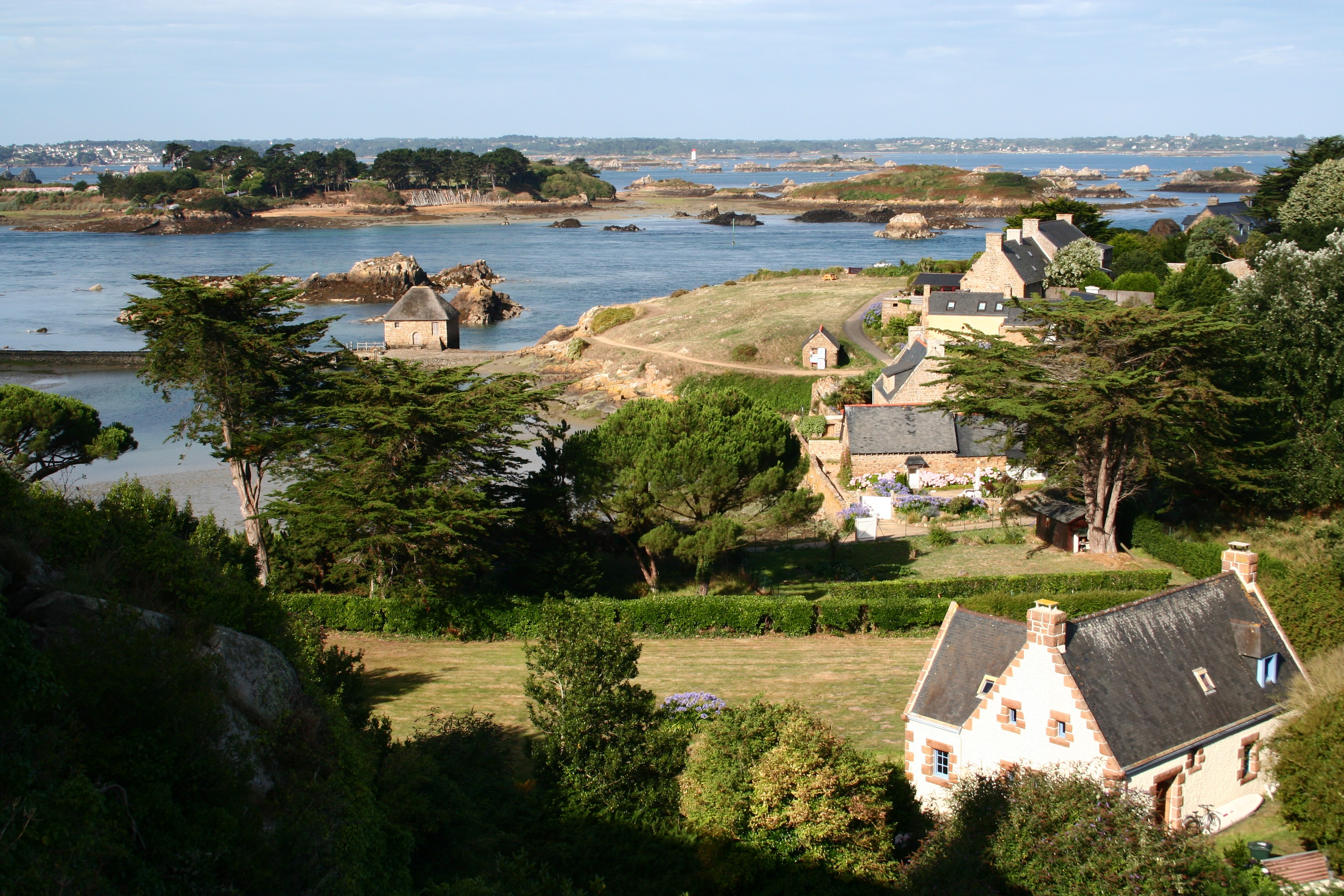 Île de Bréhat, vue de la Chapelle Saint Michel, sur le moulin à marée du Birlot, maisons et jardin par beau temps