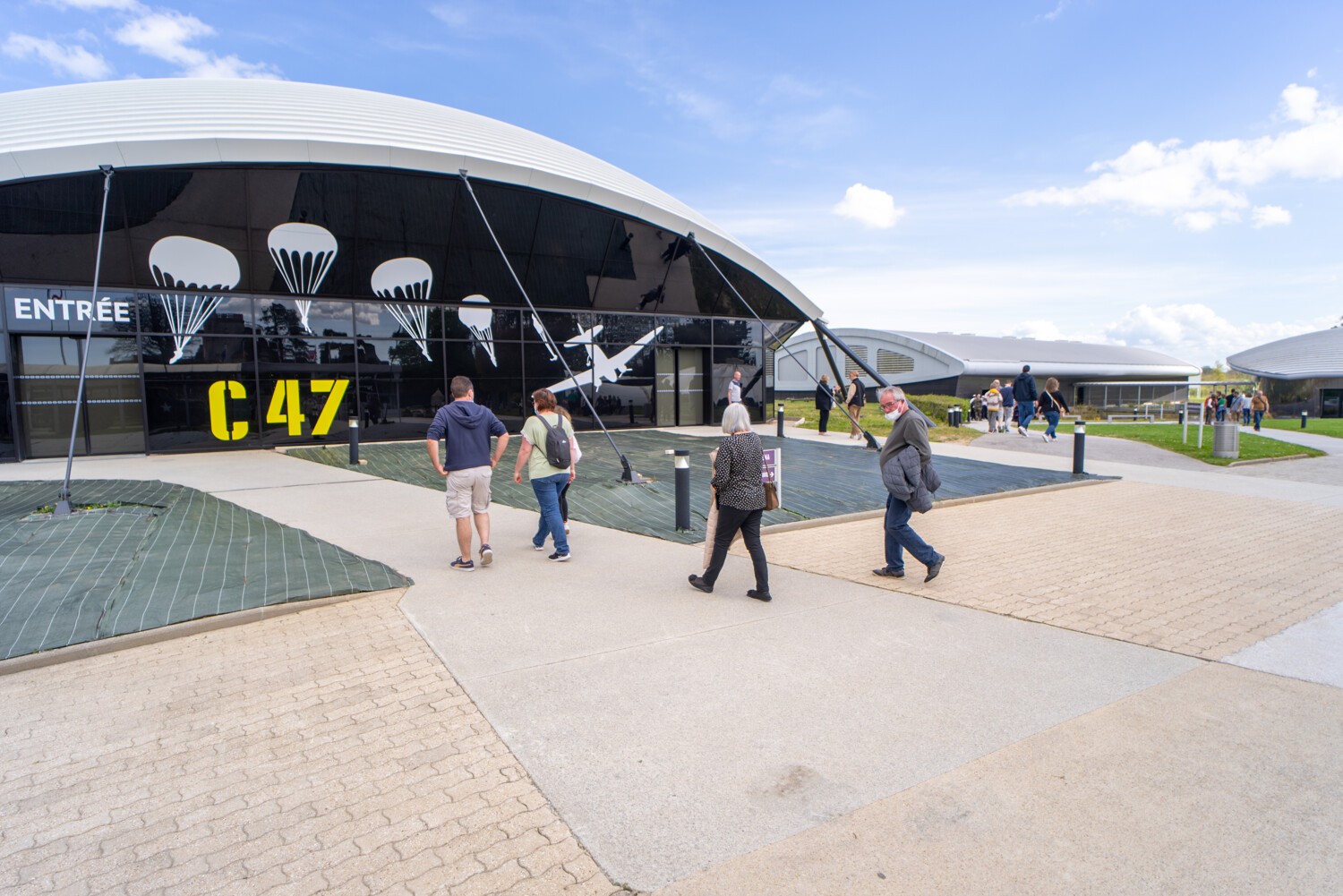 touristes entrant dans le airbone museum, Sainte Mère Eglise, C47, parachutage