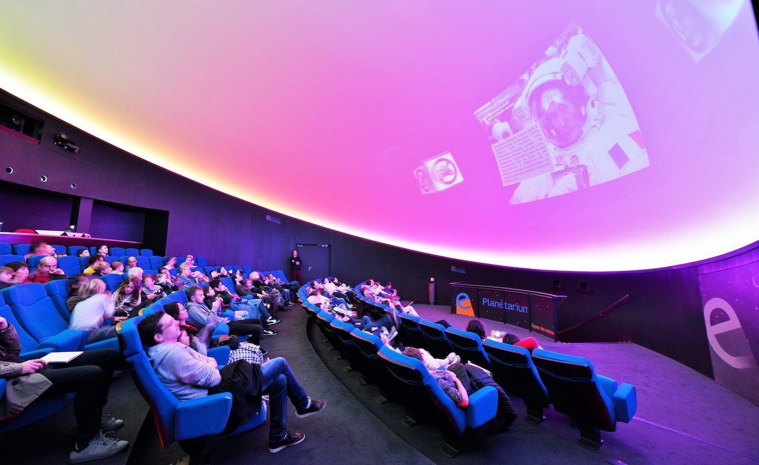 Spectateurs au planétarium de l'Espace des Sciences de Rennes lors d'une projection sur l'astronomie
